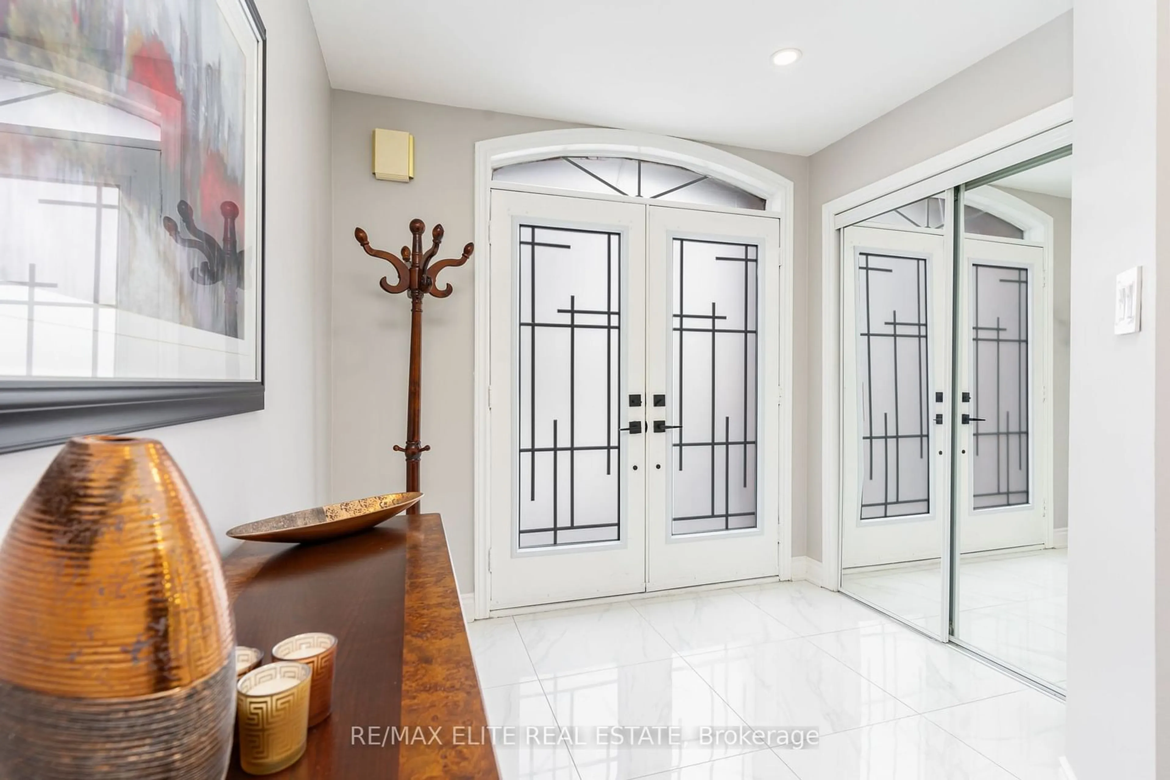 Indoor entryway for 125 Ferdinand Ave, Vaughan Ontario L6A 3H6