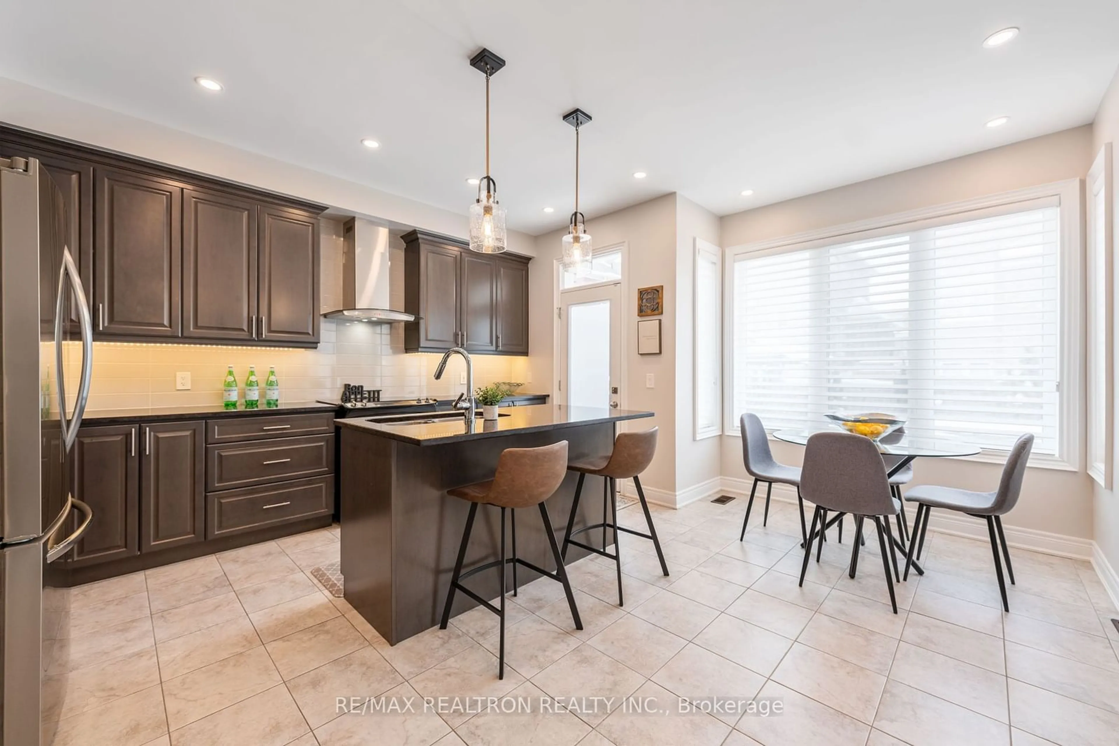 Open concept kitchen, ceramic/tile floor for 62 Blazing Star St, East Gwillimbury Ontario L9N 0S1