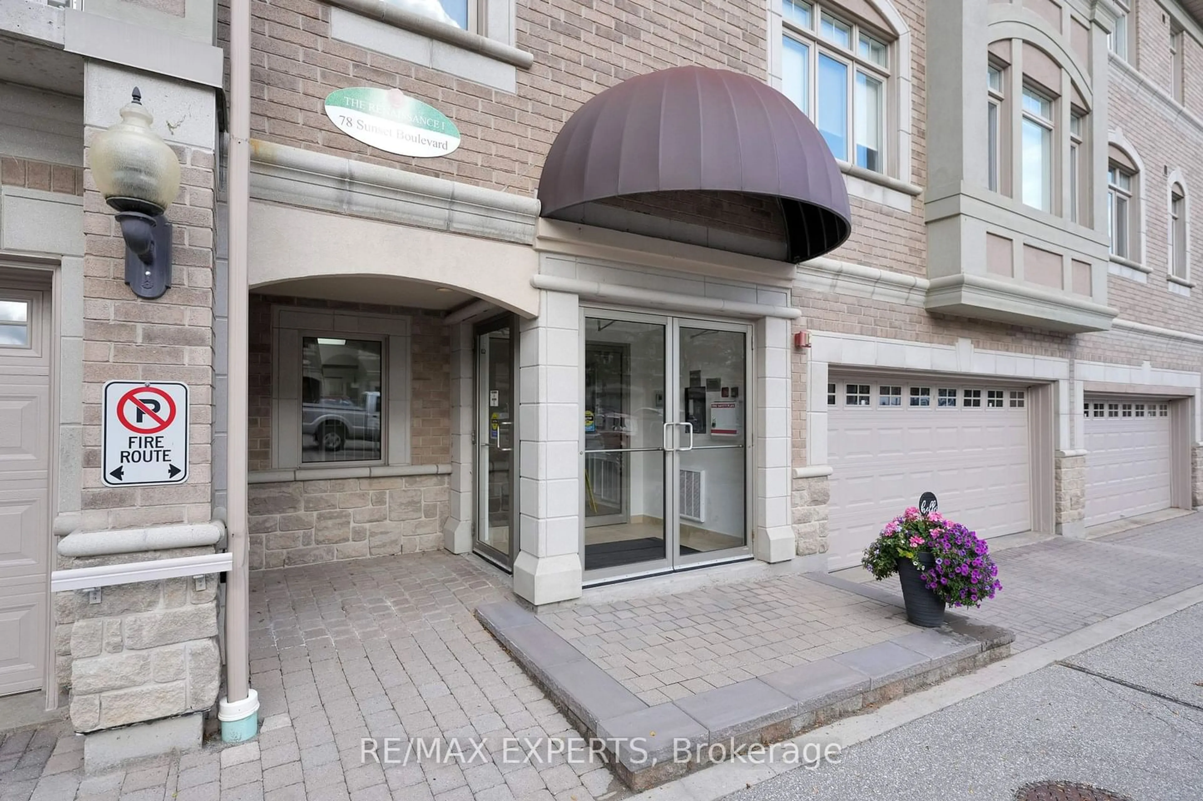 Indoor foyer for 78 Sunset Blvd #108, New Tecumseth Ontario L9R 2H5