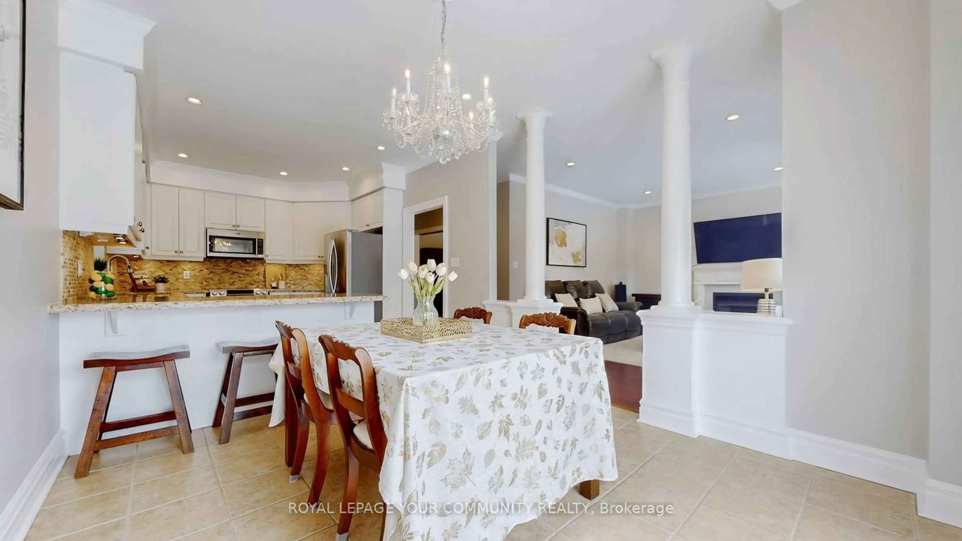 Dining room, ceramic/tile floor for 8 Whitestone Dr, Georgina Ontario L4P 0A1