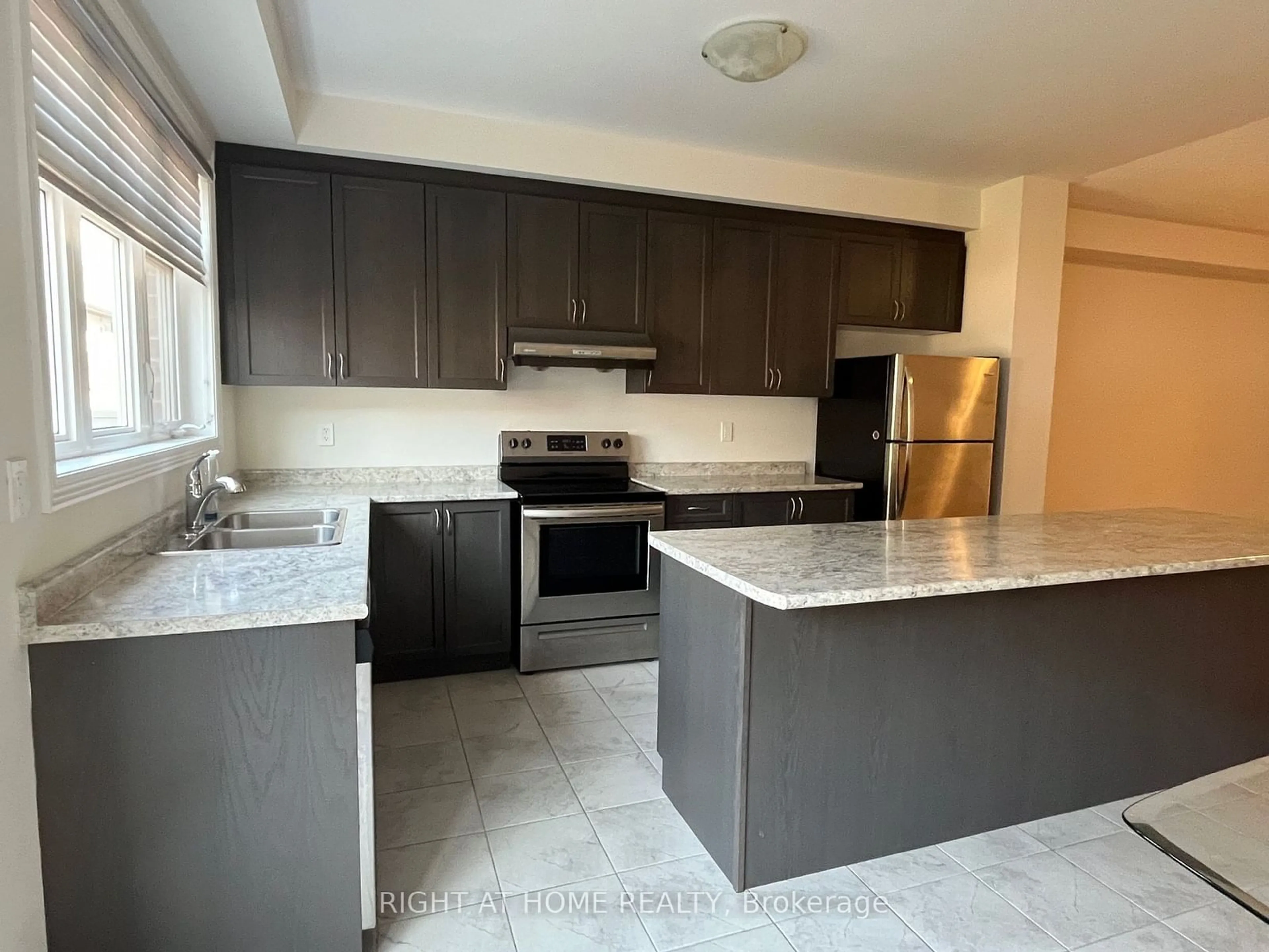 Open concept kitchen, ceramic/tile floor for 48 Walter Proctor Rd, East Gwillimbury Ontario L9N 0P1