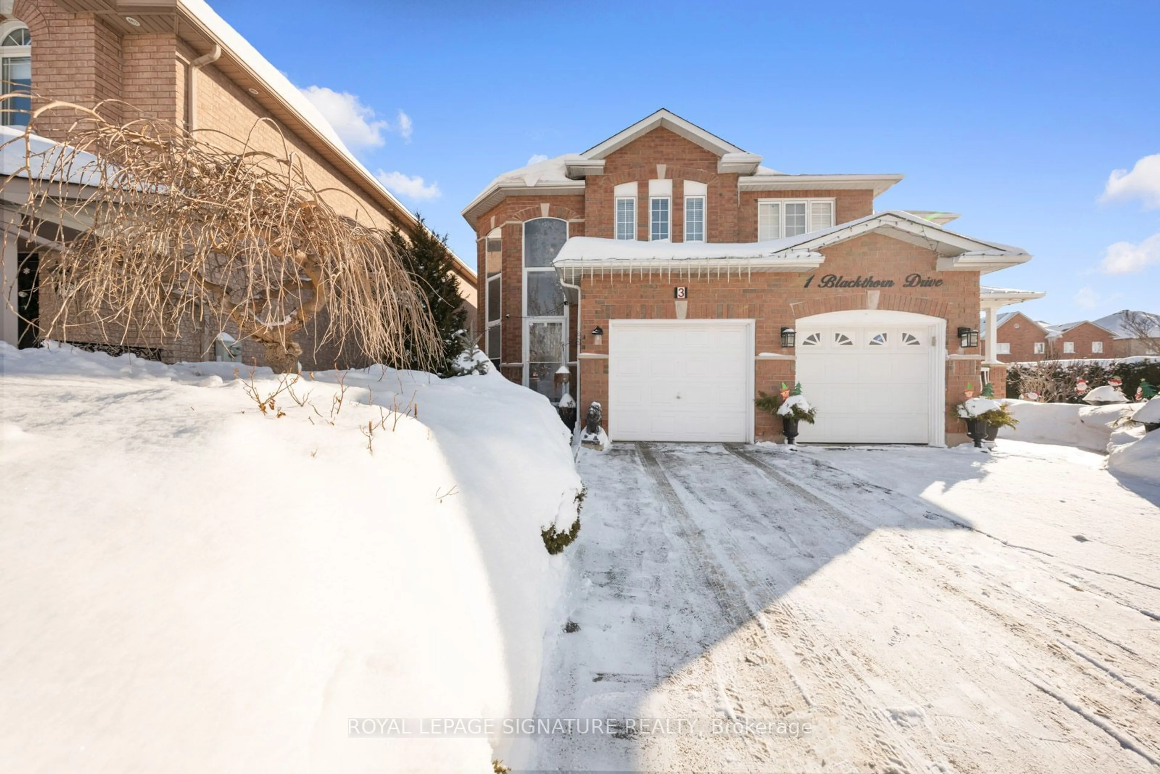 A pic from outside/outdoor area/front of a property/back of a property/a pic from drone, street for 3 Blackthorn Dr, Vaughan Ontario L6A 3C3