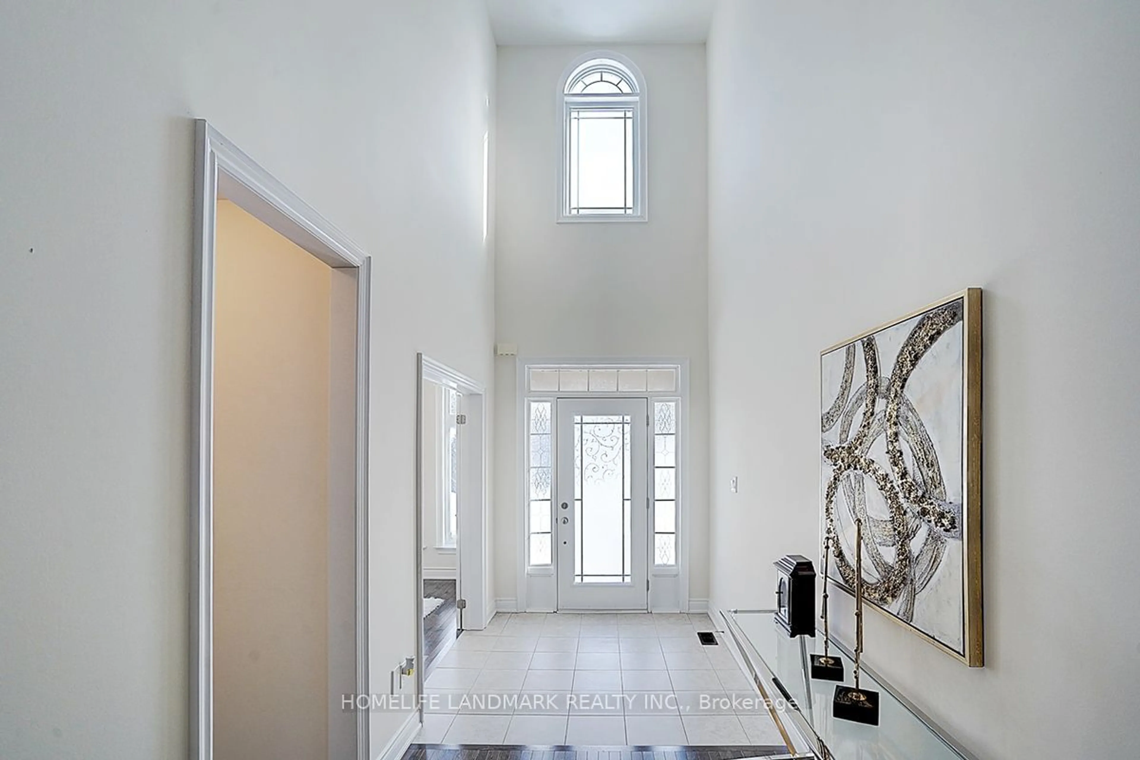 Indoor entryway for 862 John St, Innisfil Ontario L0L 1K0