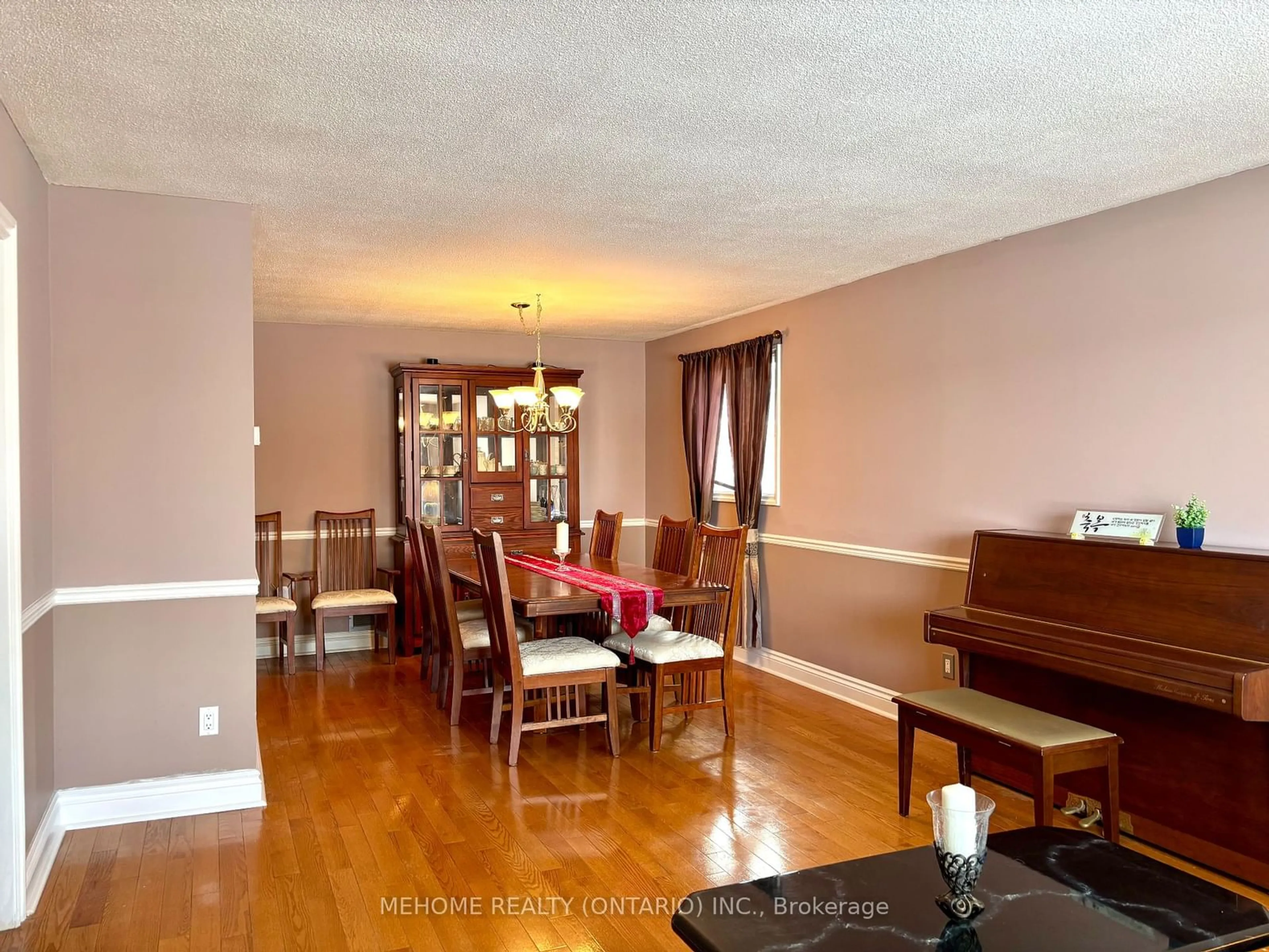 Dining room, wood/laminate floor for 86 Quaker Ridge Rd, Vaughan Ontario L4K 2E7