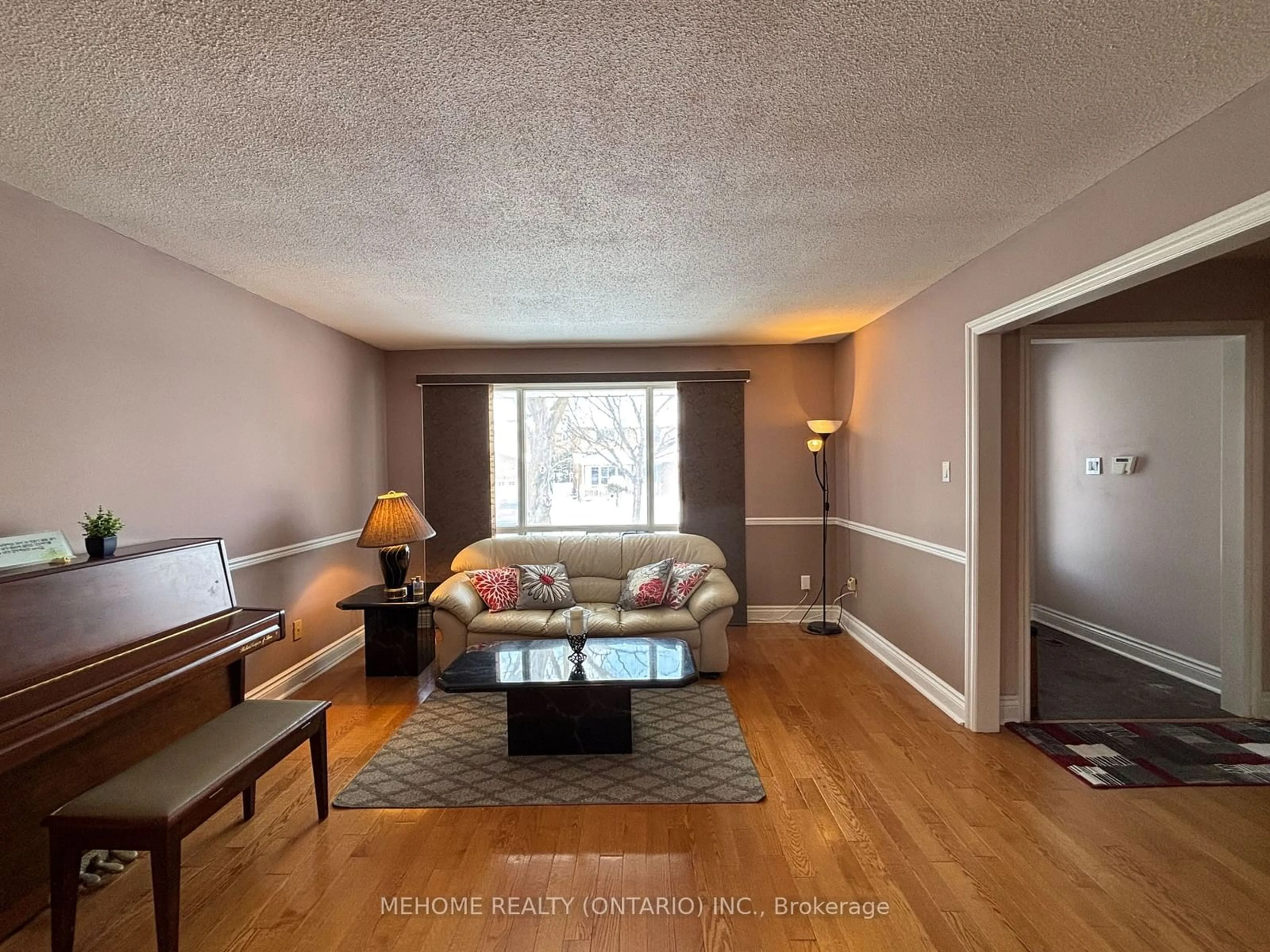 Living room with furniture, unknown for 86 Quaker Ridge Rd, Vaughan Ontario L4K 2E7