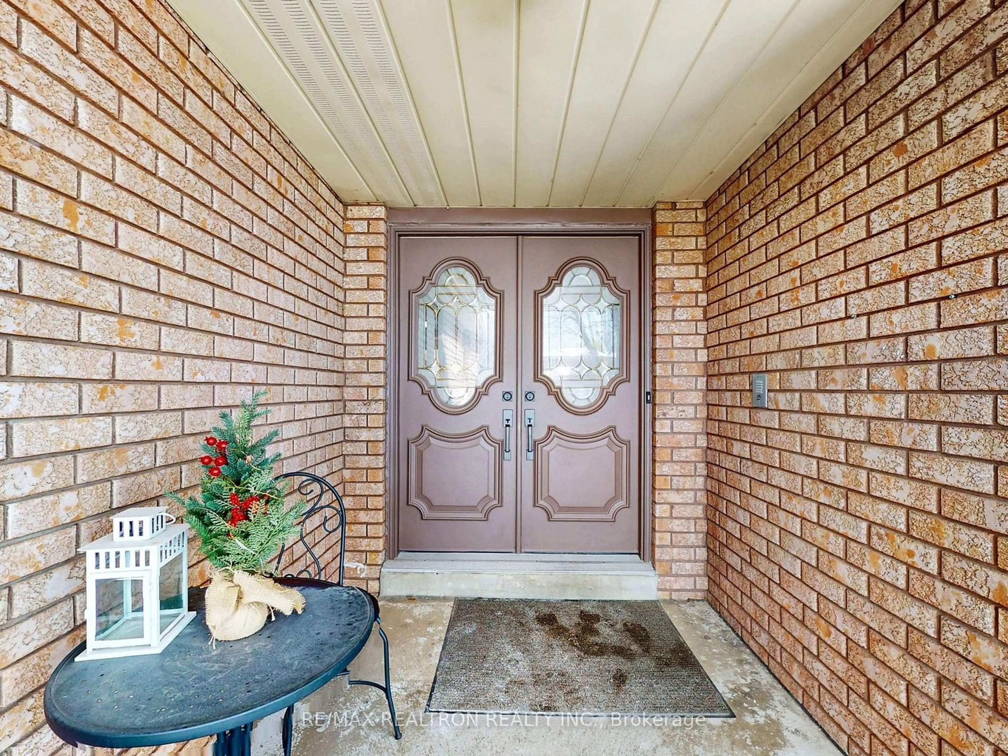 Indoor entryway for 266 Clover Leaf St, Vaughan Ontario L4L 5J1