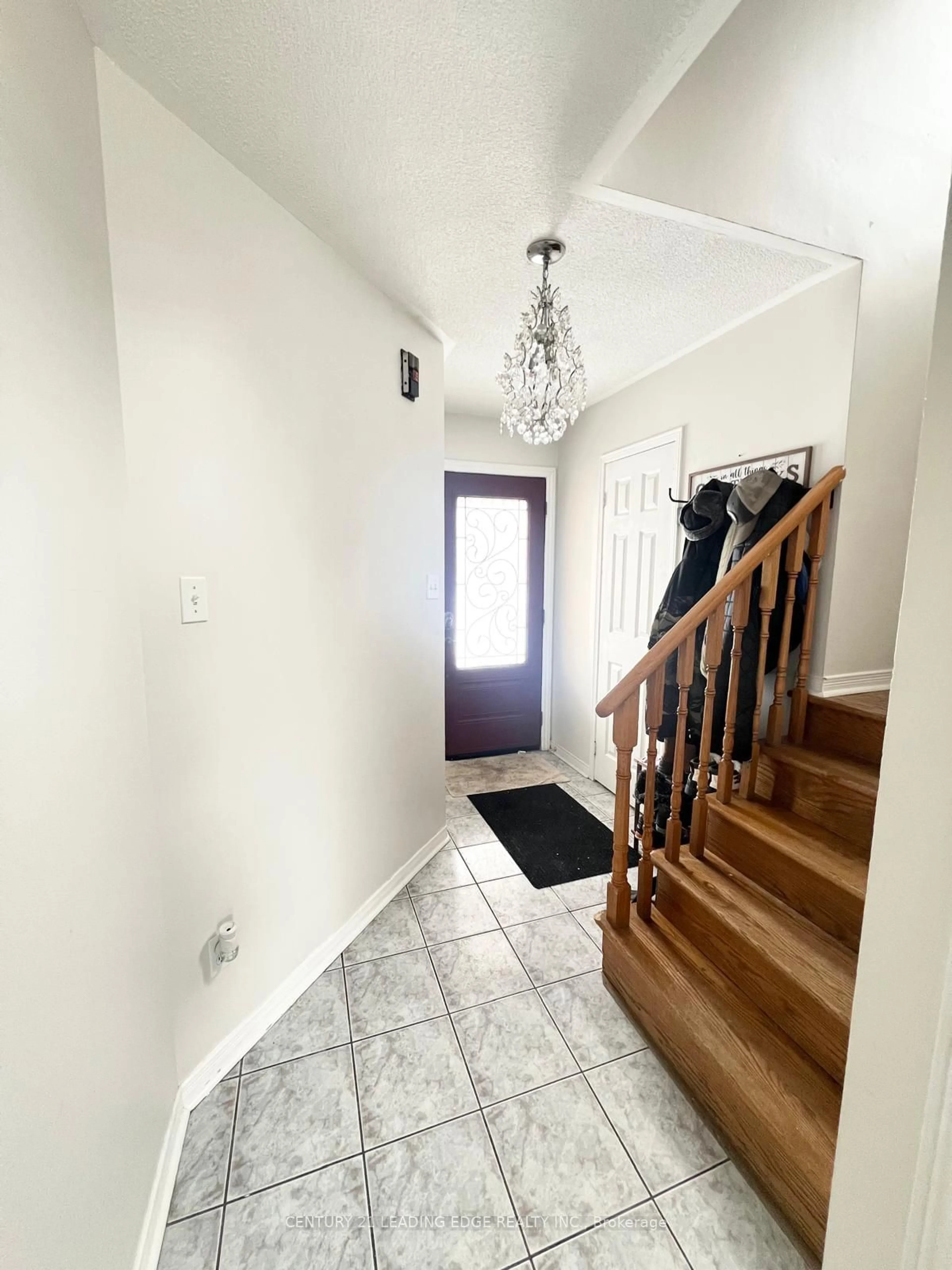 Indoor foyer for 128 Melville Ave, Vaughan Ontario L6A 1Y9