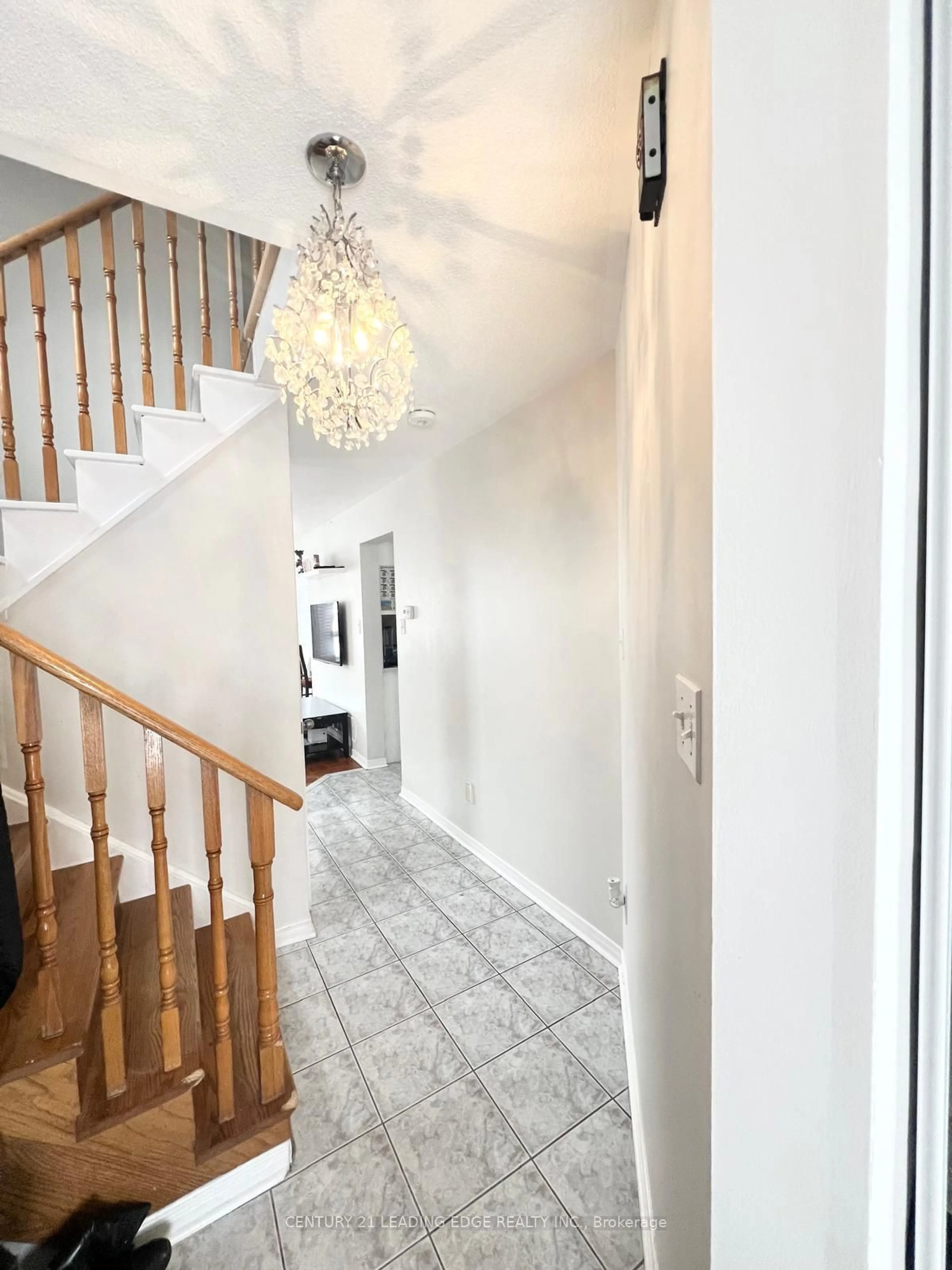 Indoor foyer for 128 Melville Ave, Vaughan Ontario L6A 1Y9