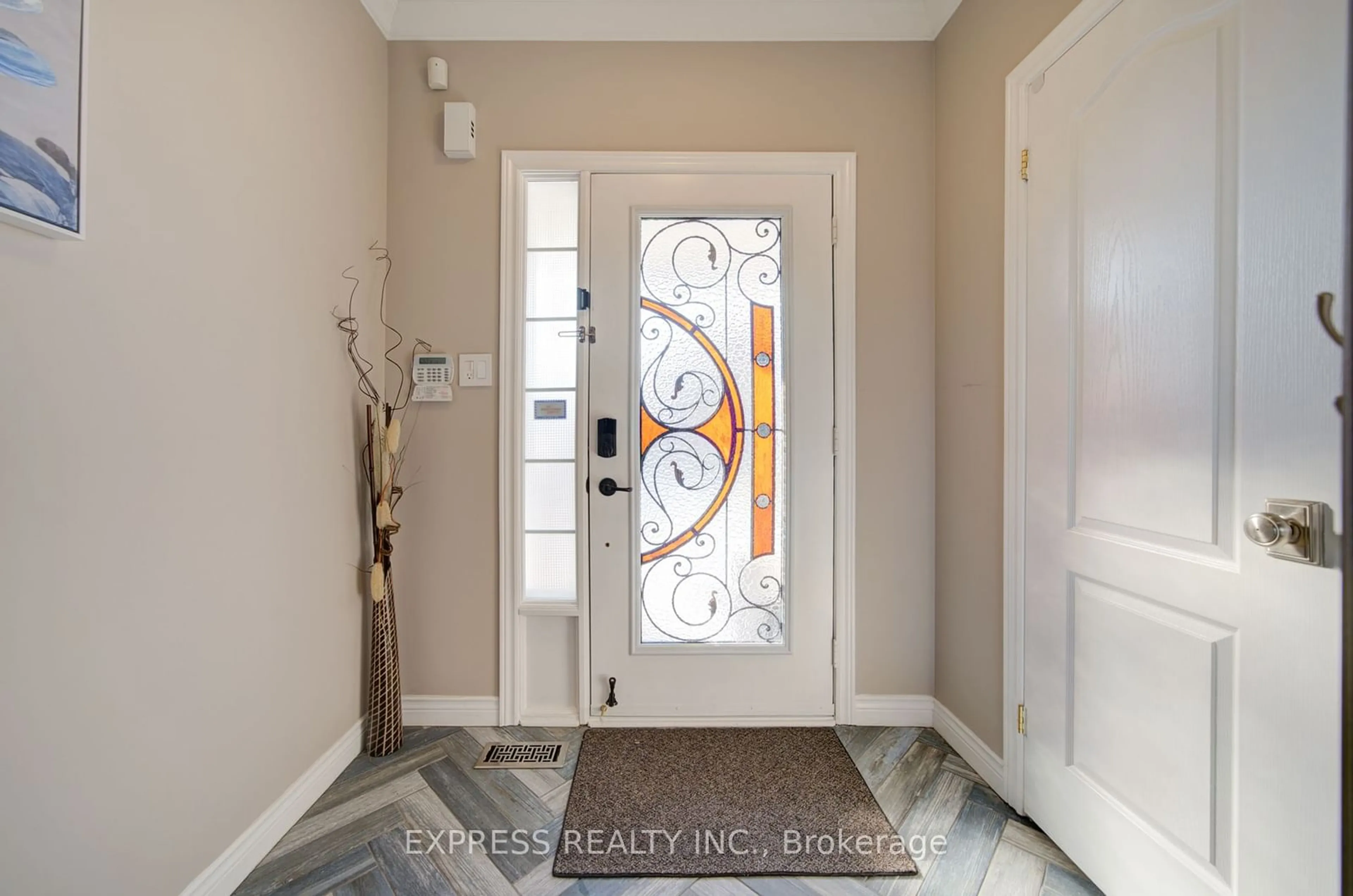 Indoor entryway for 4 Almejo Ave, Richmond Hill Ontario L4S 2X4