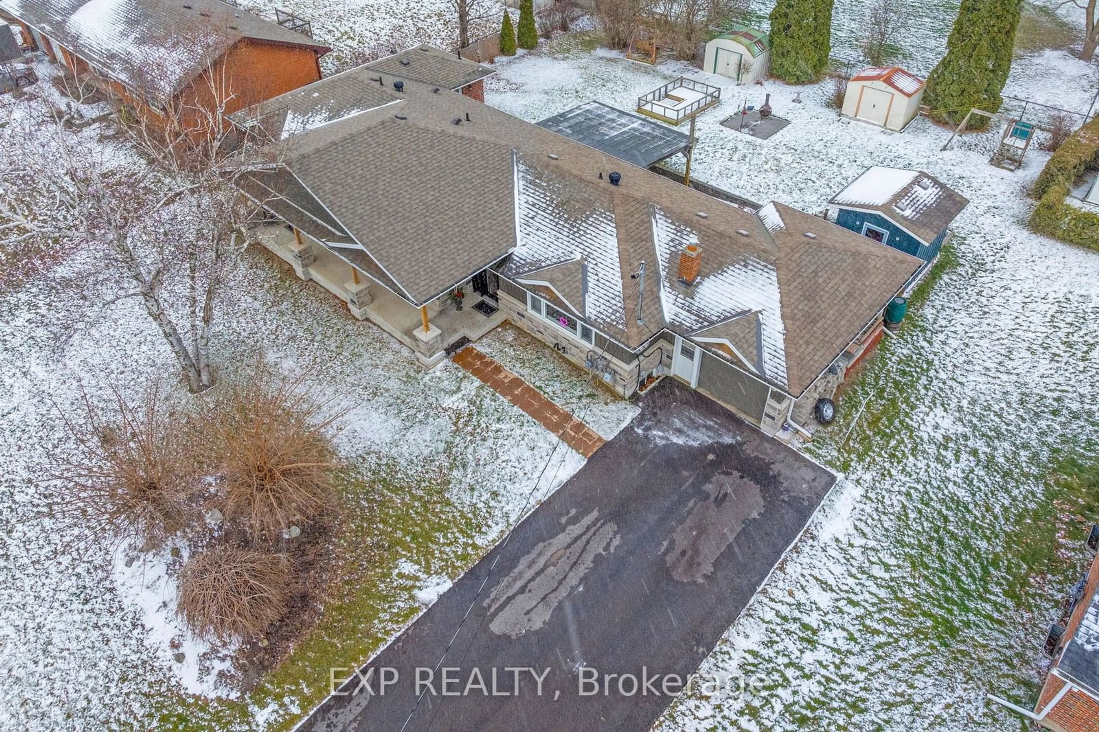 A pic from outside/outdoor area/front of a property/back of a property/a pic from drone, unknown for 111 Church St, Georgina Ontario L4P 1J4