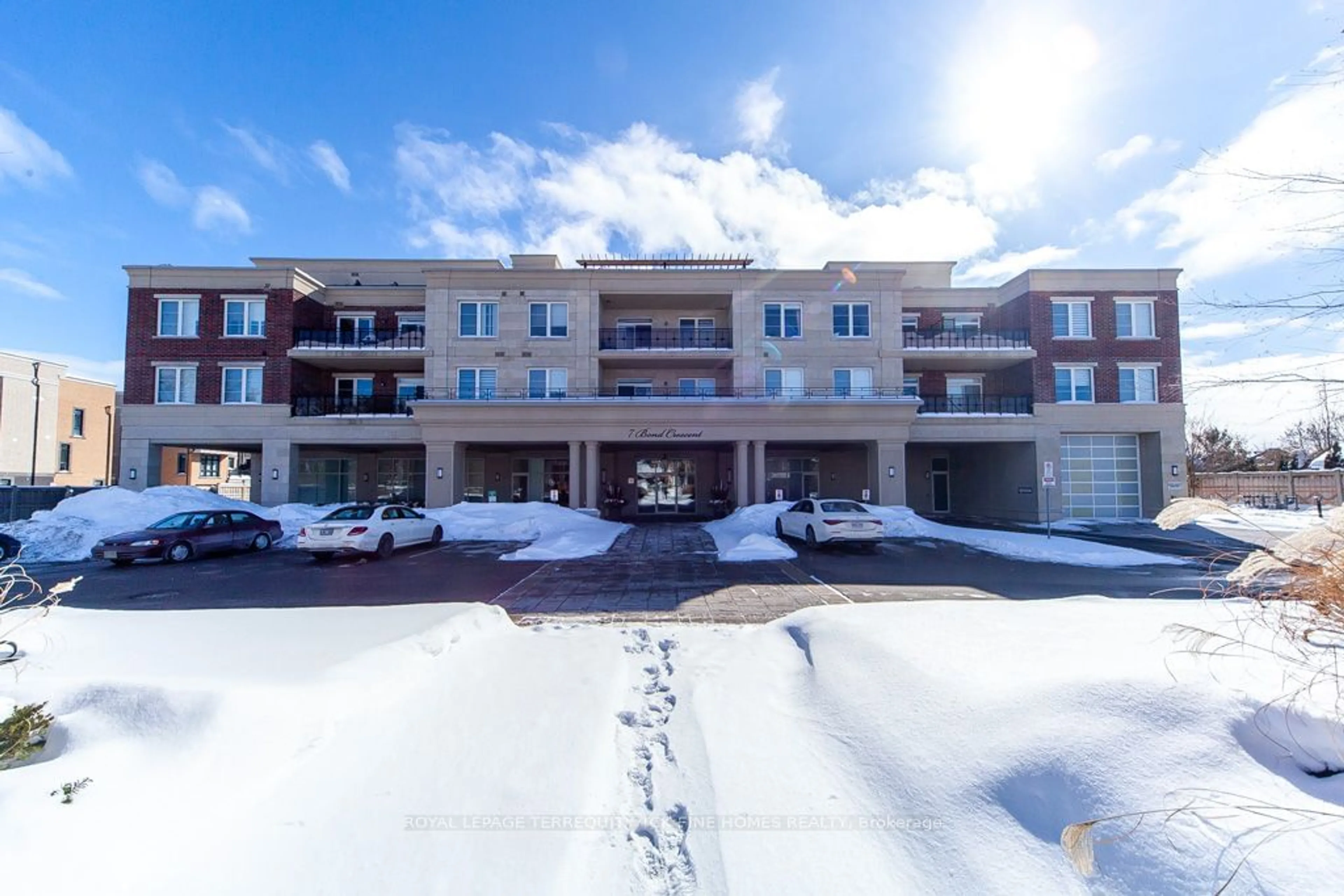 Unknown for 7 Bond Cres #215, Richmond Hill Ontario L4E 1E6