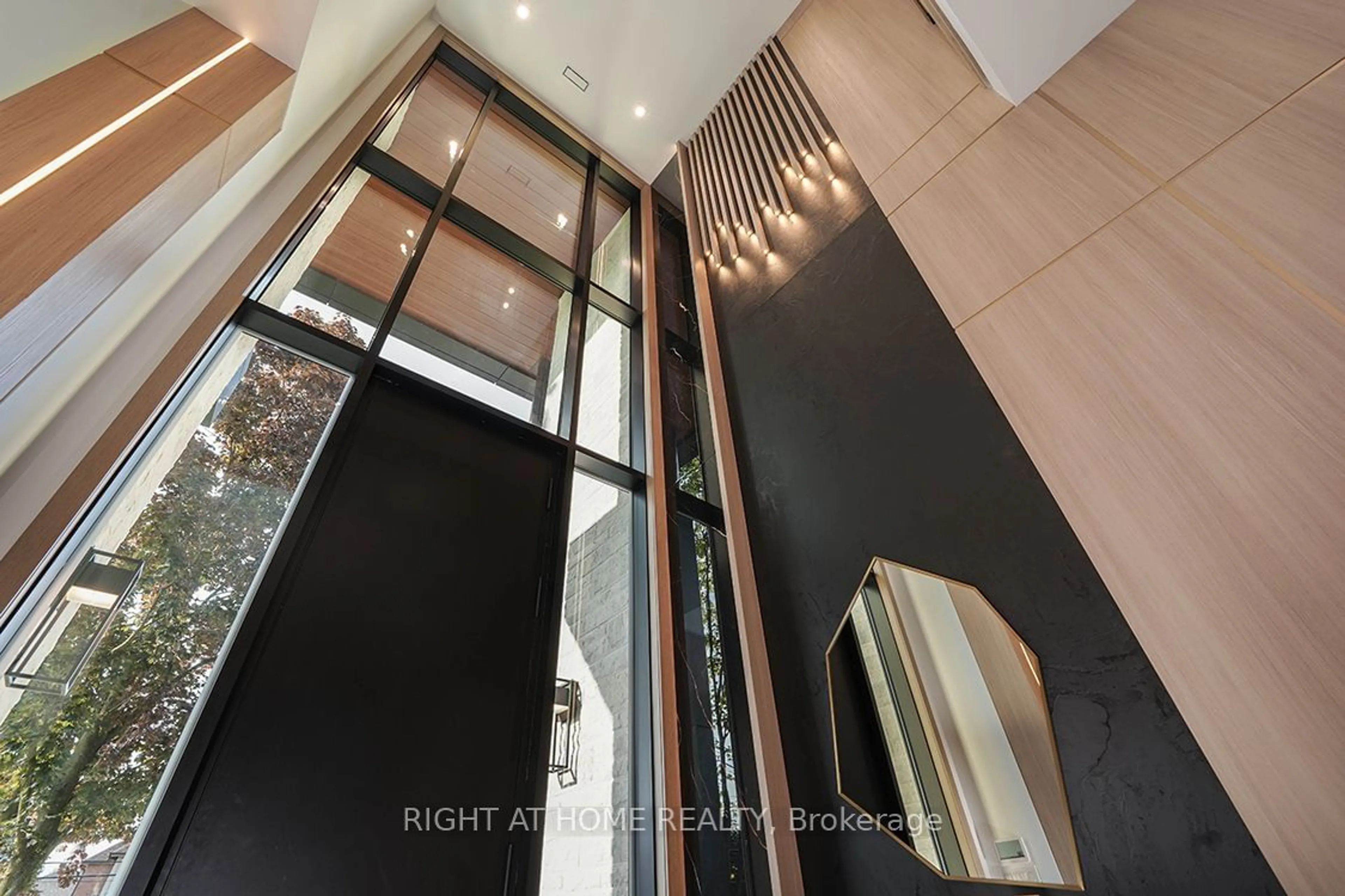 Indoor foyer for 105 Douglas Rd, Richmond Hill Ontario L4E 3H1