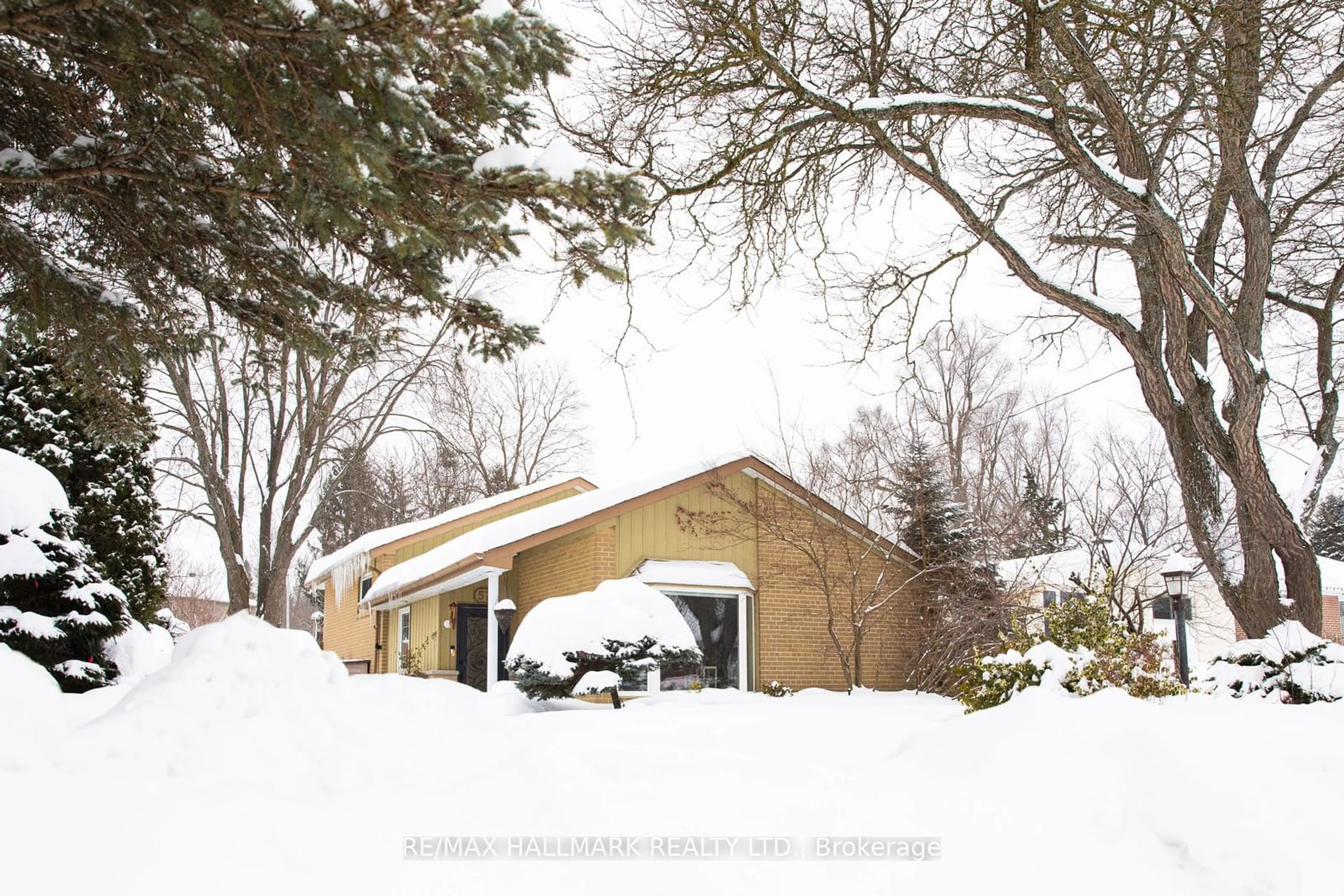 Indoor garage for 57 Richardson Dr, Aurora Ontario L4G 1Z4