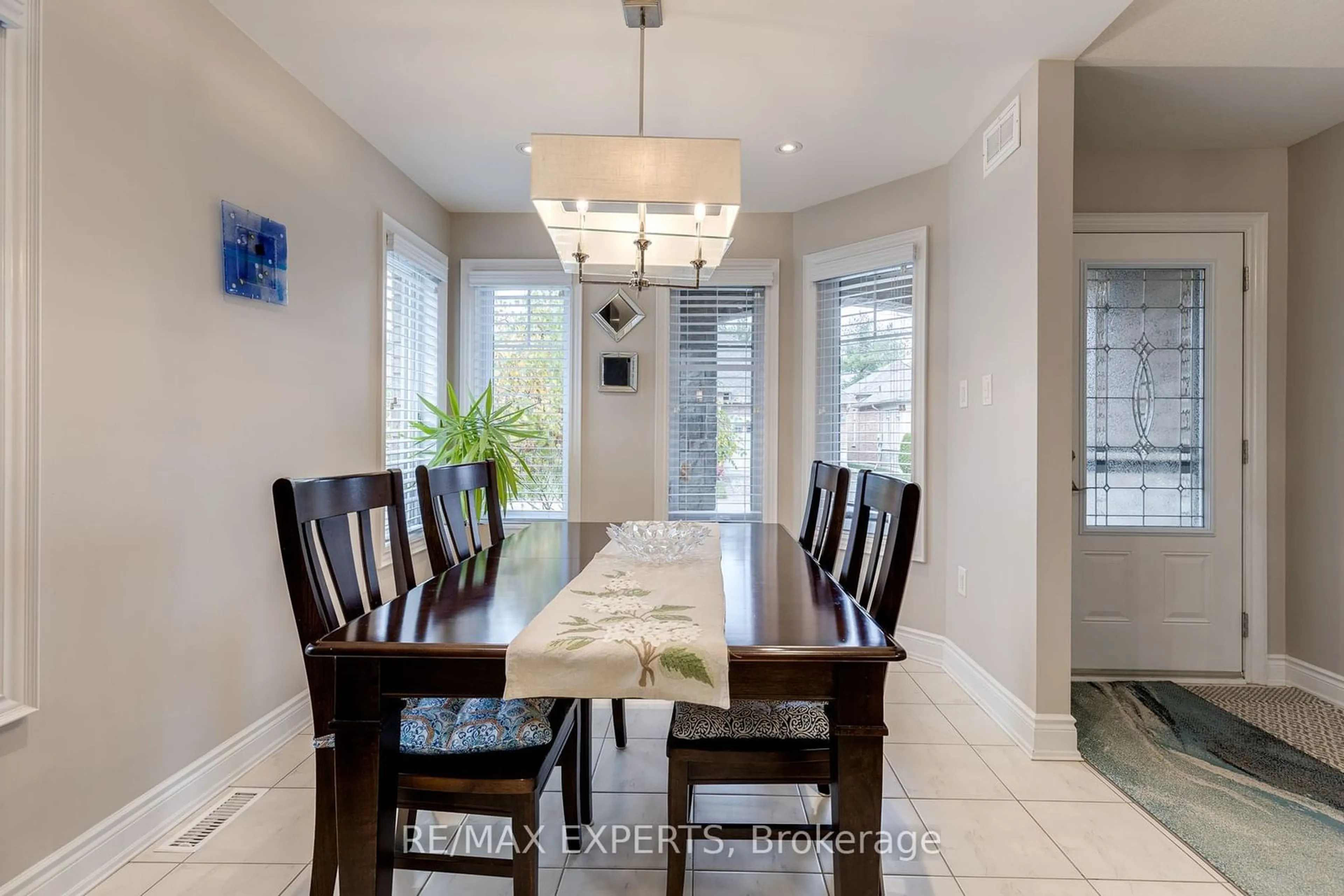 Dining room, ceramic/tile floor for 204 Ridge Way, New Tecumseth Ontario L9R 0K5