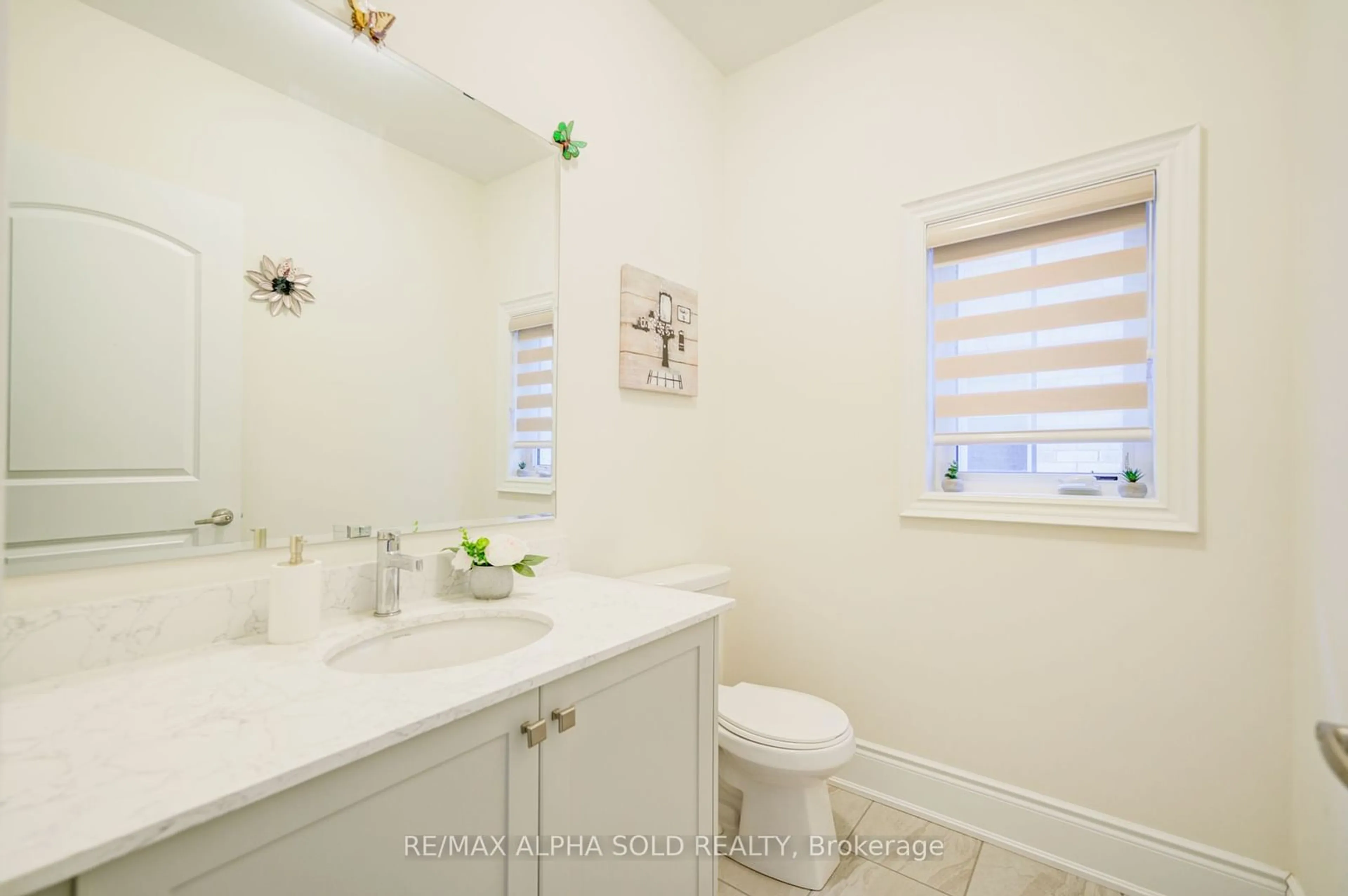 Standard bathroom, ceramic/tile floor for 197 Thompson Dr, East Gwillimbury Ontario L9N 0V5