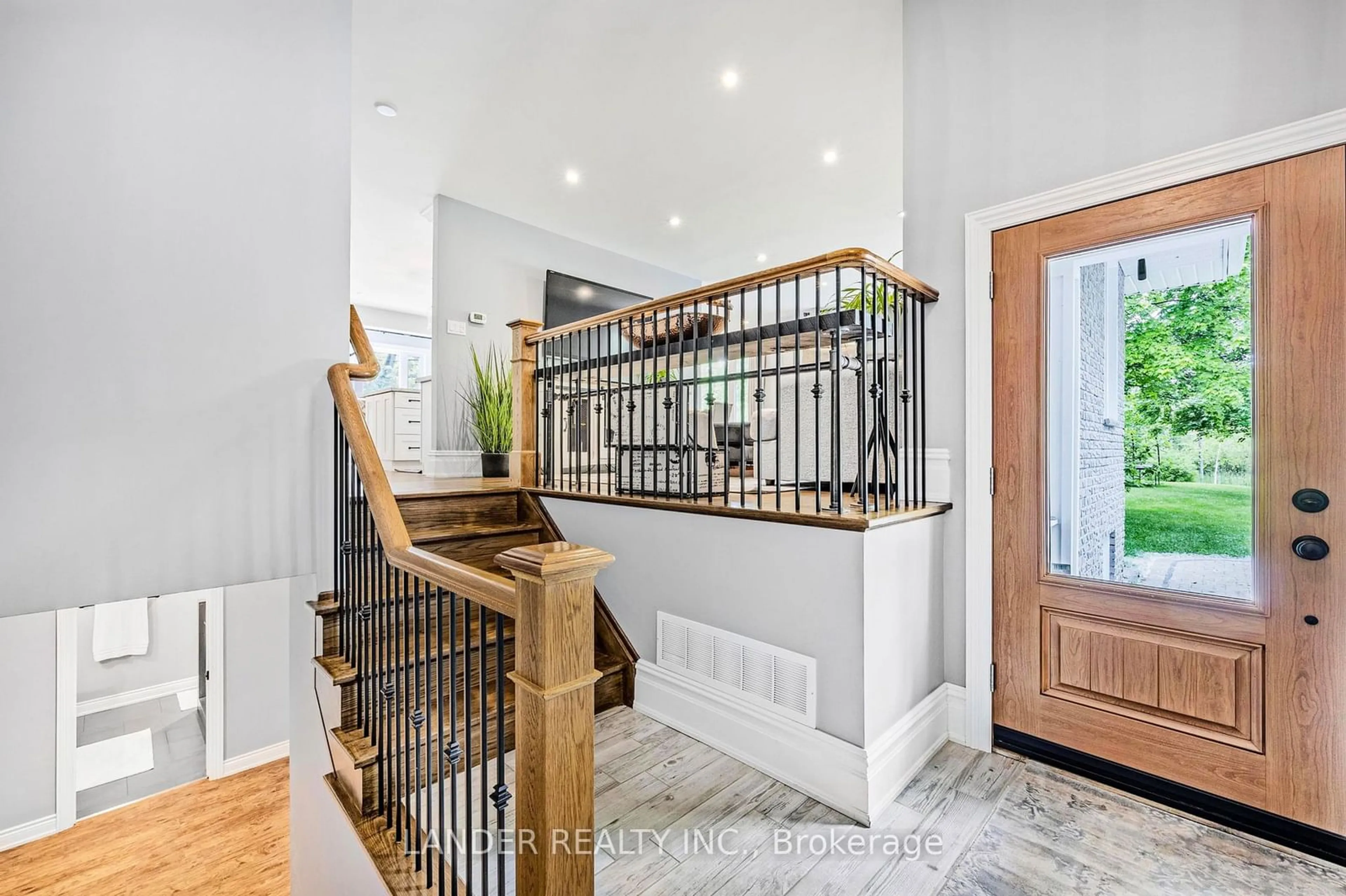 Indoor entryway for 22187 McCowan Rd, East Gwillimbury Ontario L0G 1M0