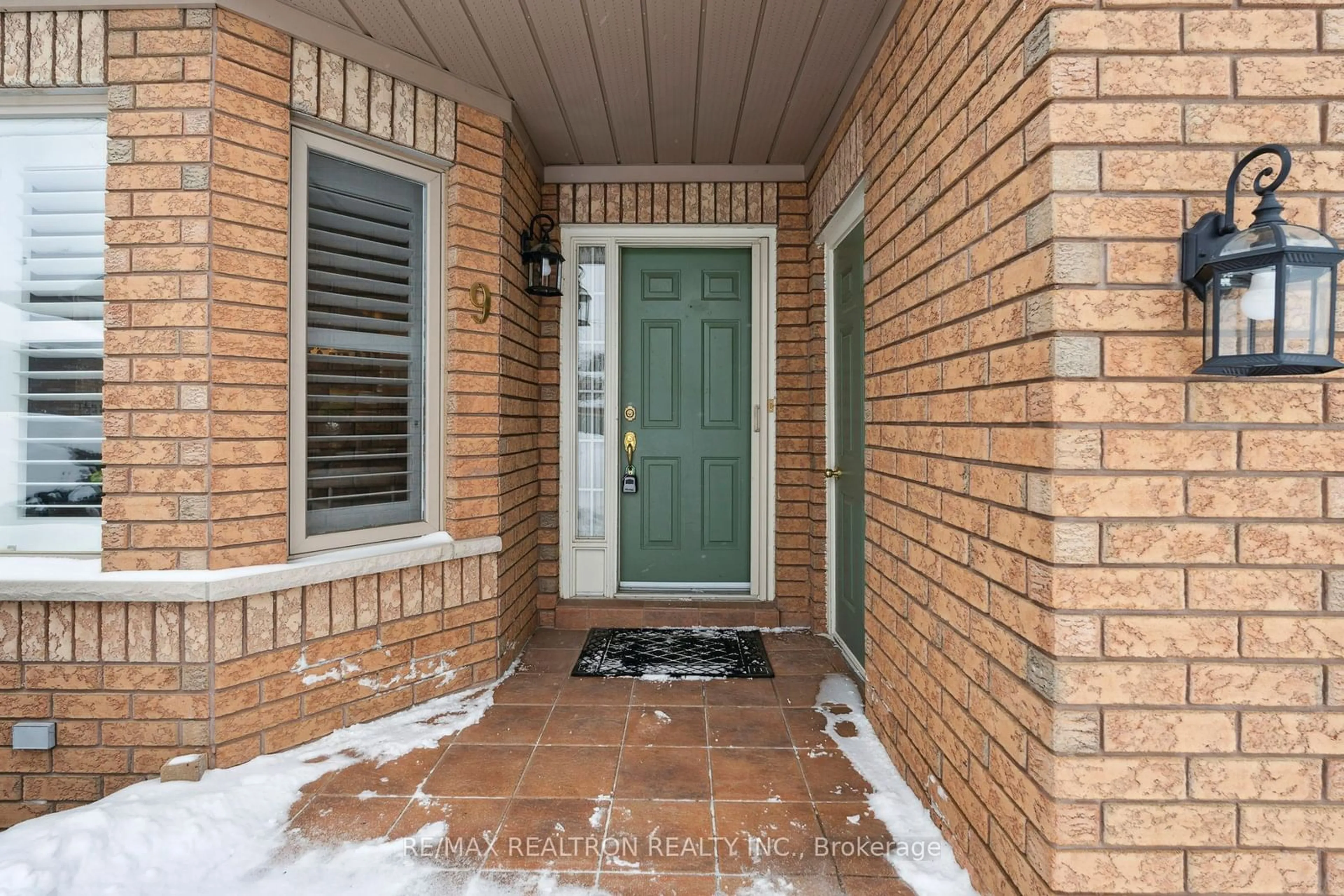 Indoor entryway for 9 Belair Pl, New Tecumseth Ontario L9R 1Z1