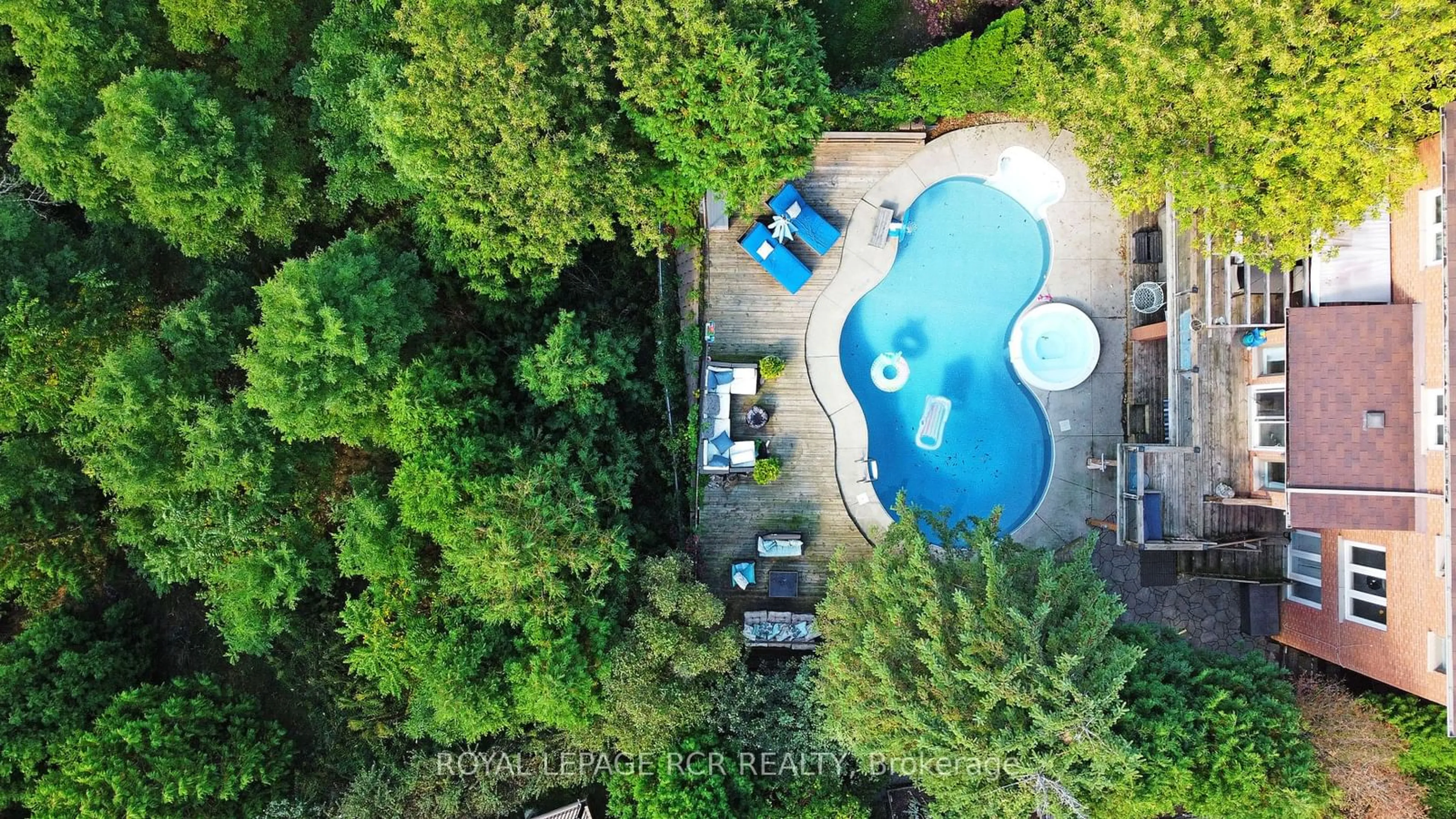 A pic from outside/outdoor area/front of a property/back of a property/a pic from drone, water/lake/river/ocean view for 67 Attridge Dr, Aurora Ontario L4G 6J4