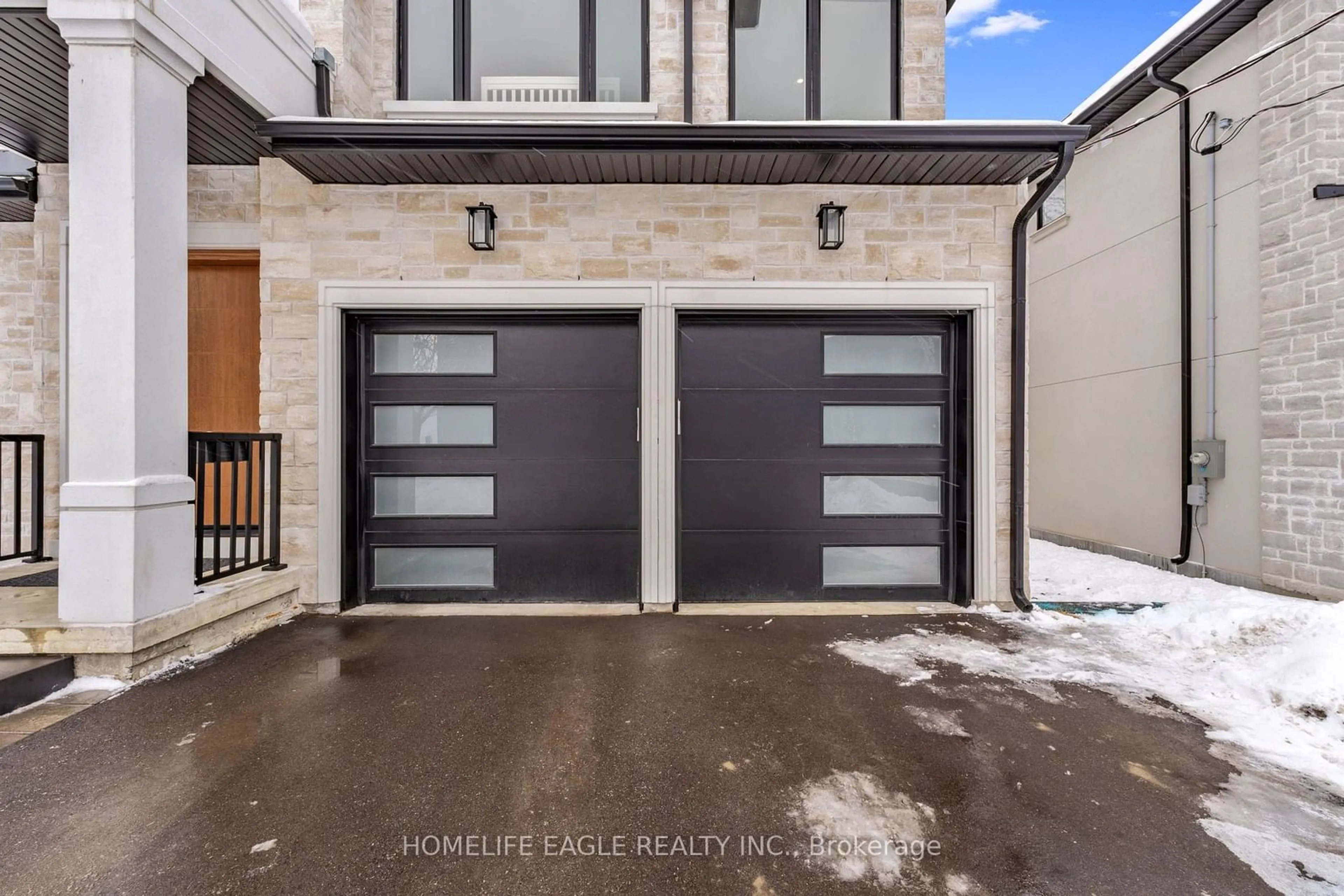 Indoor garage for 363 Penn Ave, Newmarket Ontario L3Y 2S7