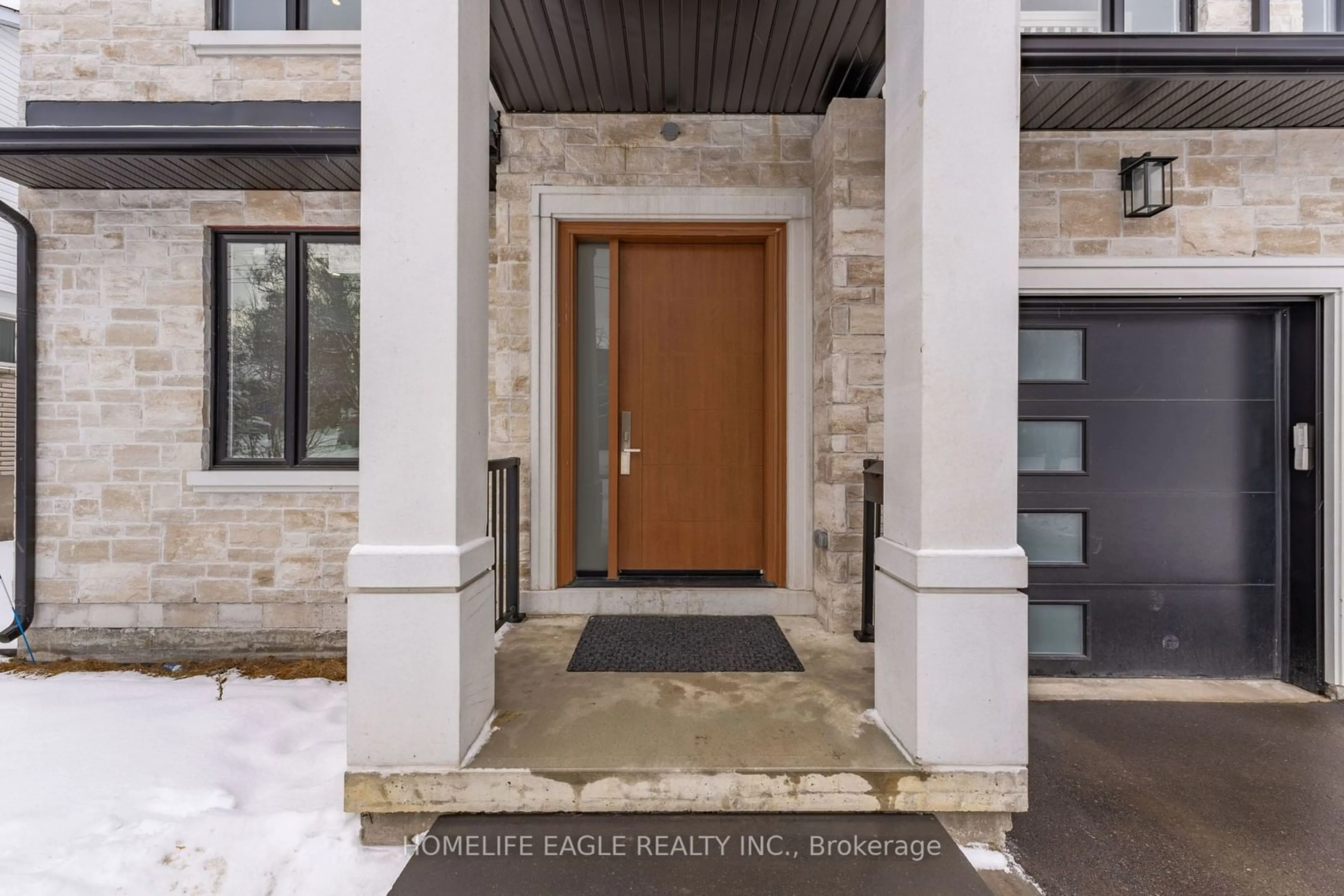 Indoor entryway for 363 Penn Ave, Newmarket Ontario L3Y 2S7