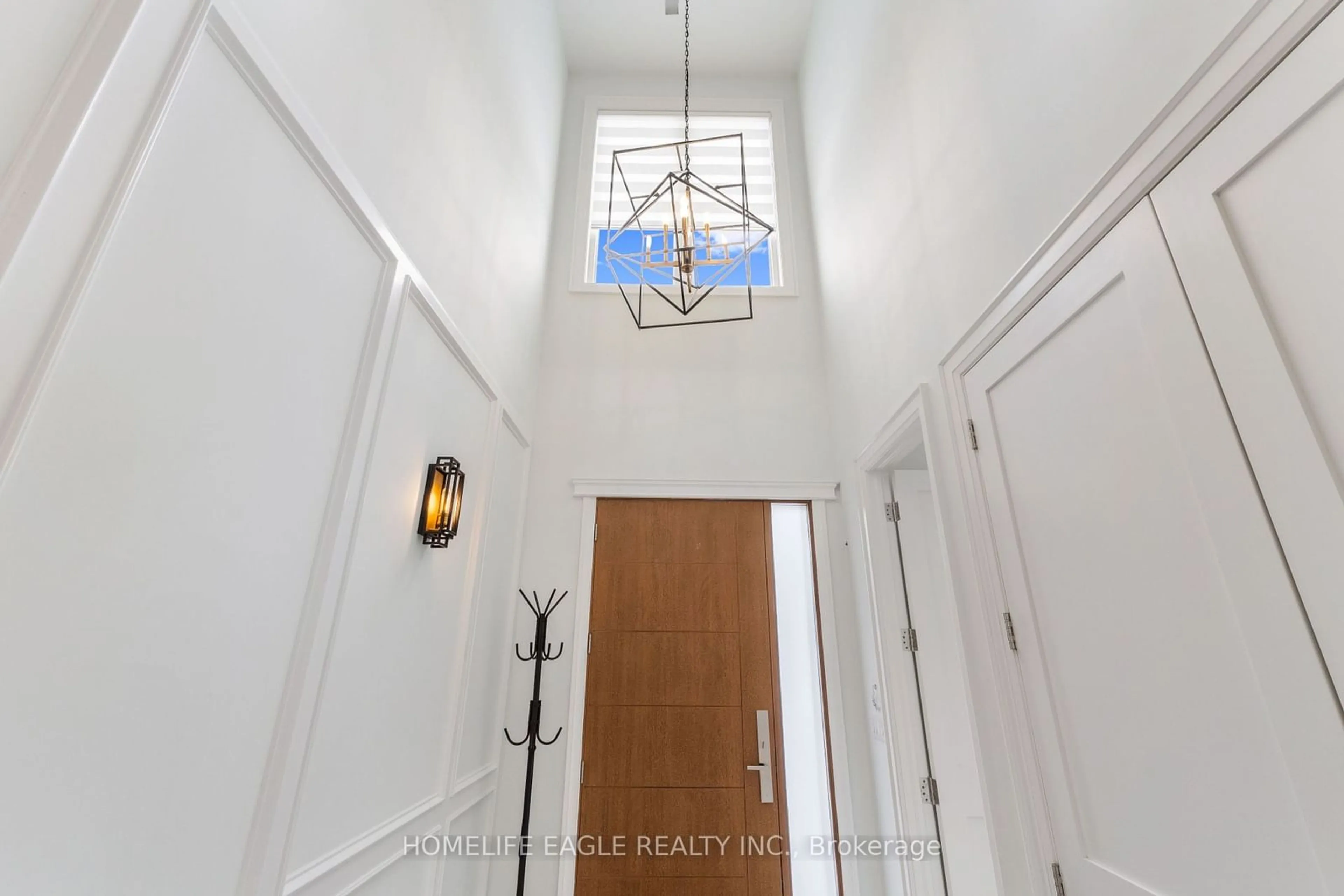 Indoor entryway for 363 Penn Ave, Newmarket Ontario L3Y 2S7