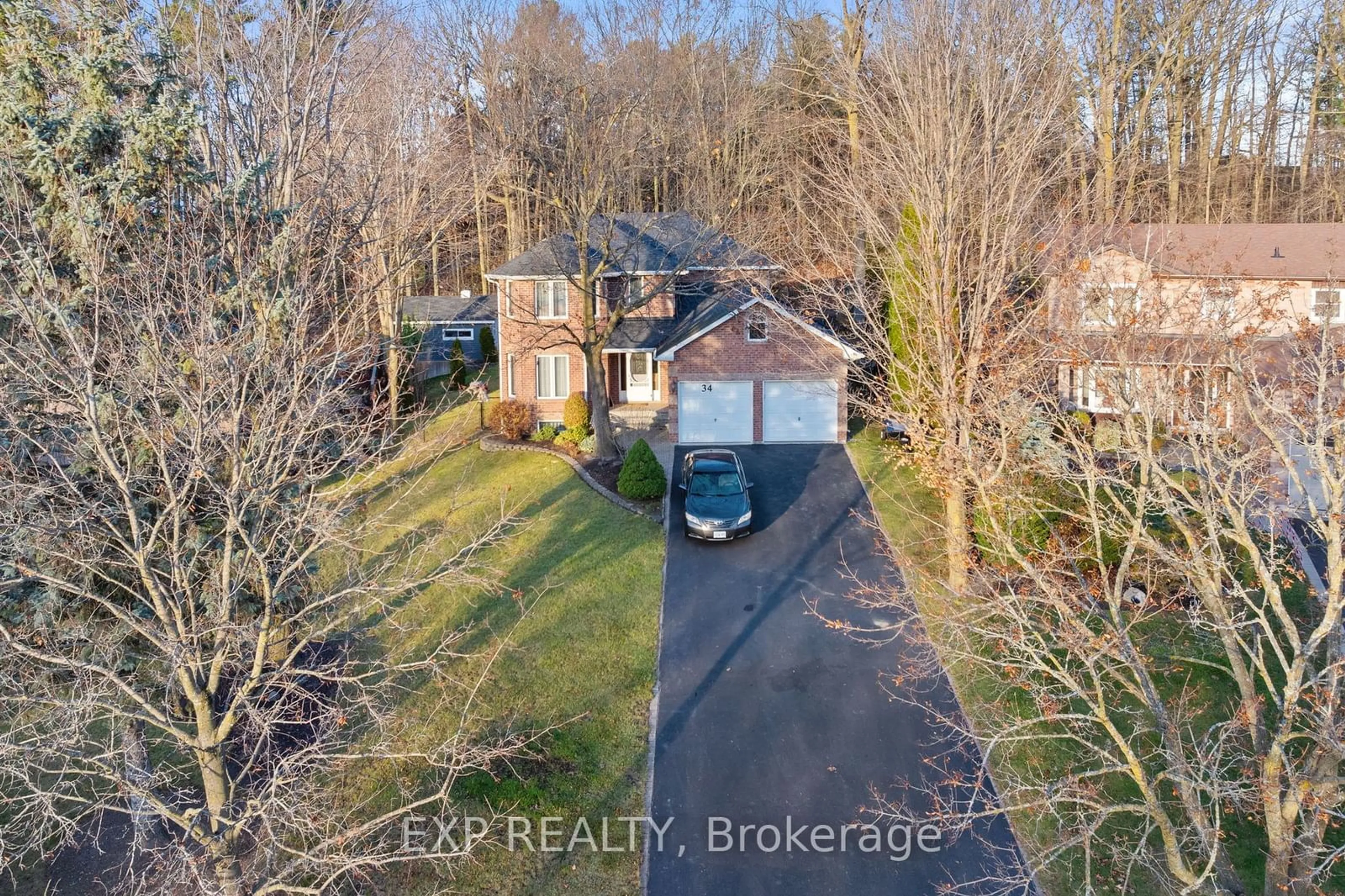 A pic from outside/outdoor area/front of a property/back of a property/a pic from drone, water/lake/river/ocean view for 34 Hollis Cres, East Gwillimbury Ontario L9N 1E7