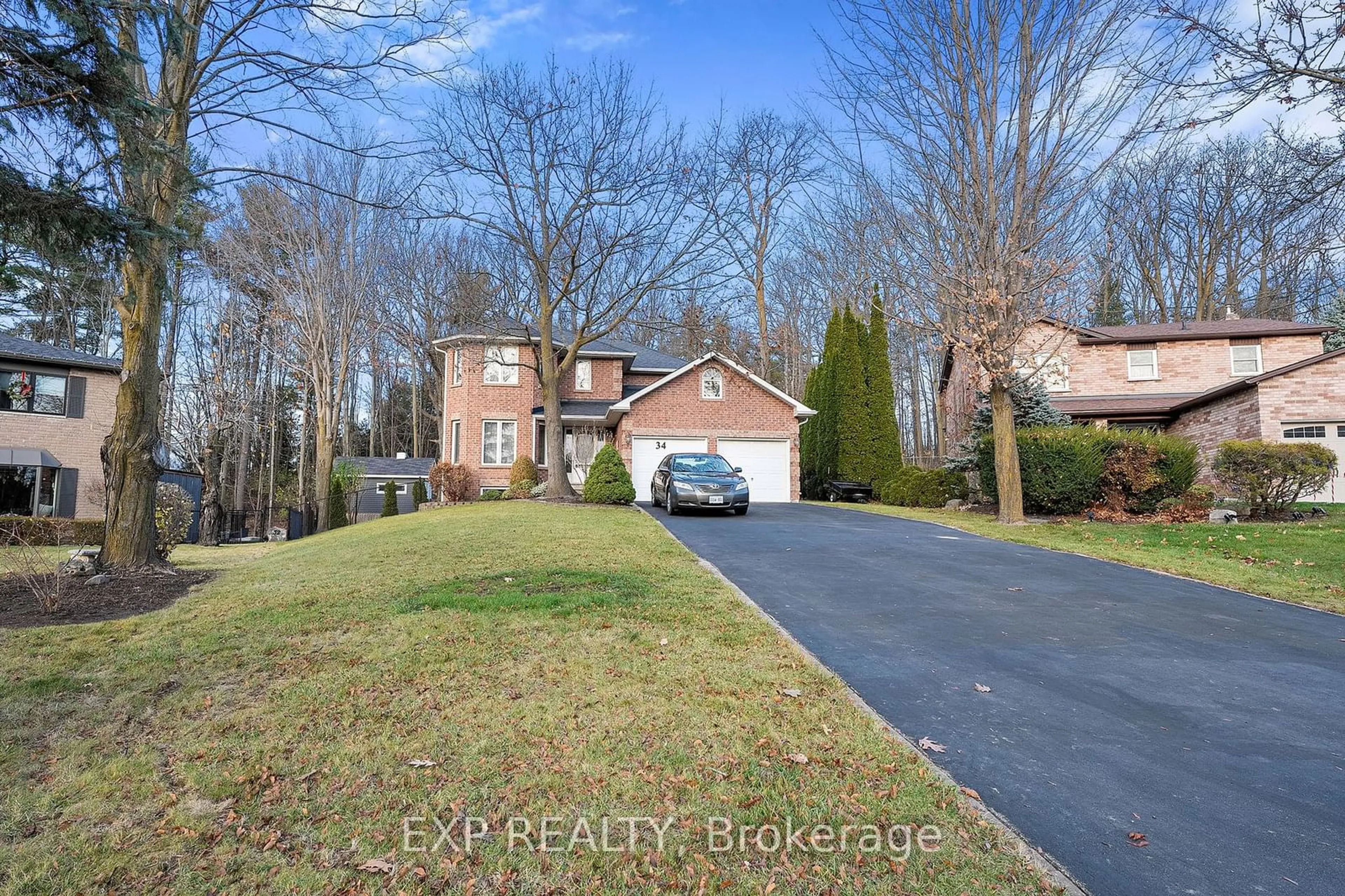 A pic from outside/outdoor area/front of a property/back of a property/a pic from drone, street for 34 Hollis Cres, East Gwillimbury Ontario L9N 1E7