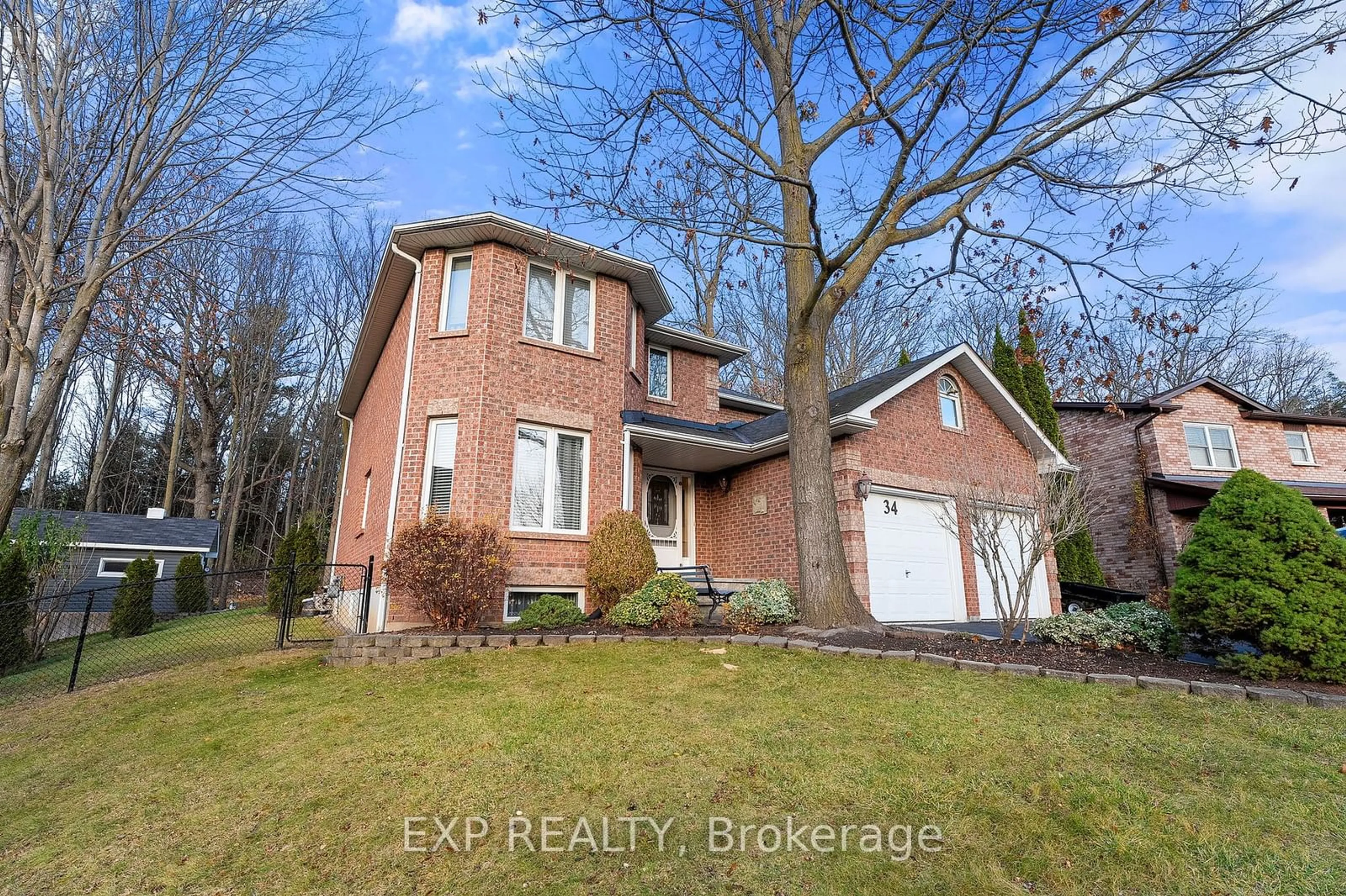 Home with brick exterior material, street for 34 Hollis Cres, East Gwillimbury Ontario L9N 1E7