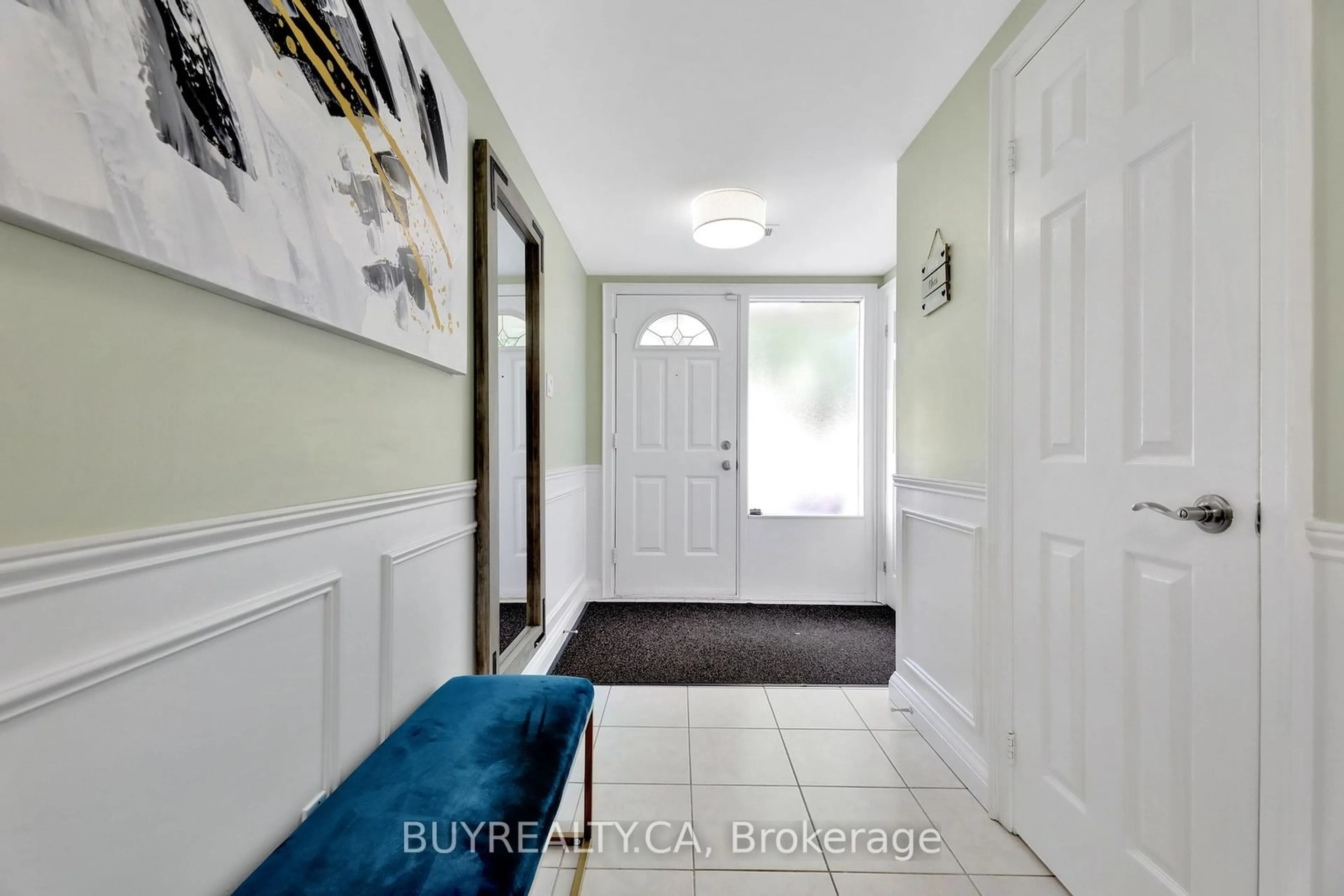 Indoor entryway for 104 Poplar Cres #72, Aurora Ontario L4G 3L3