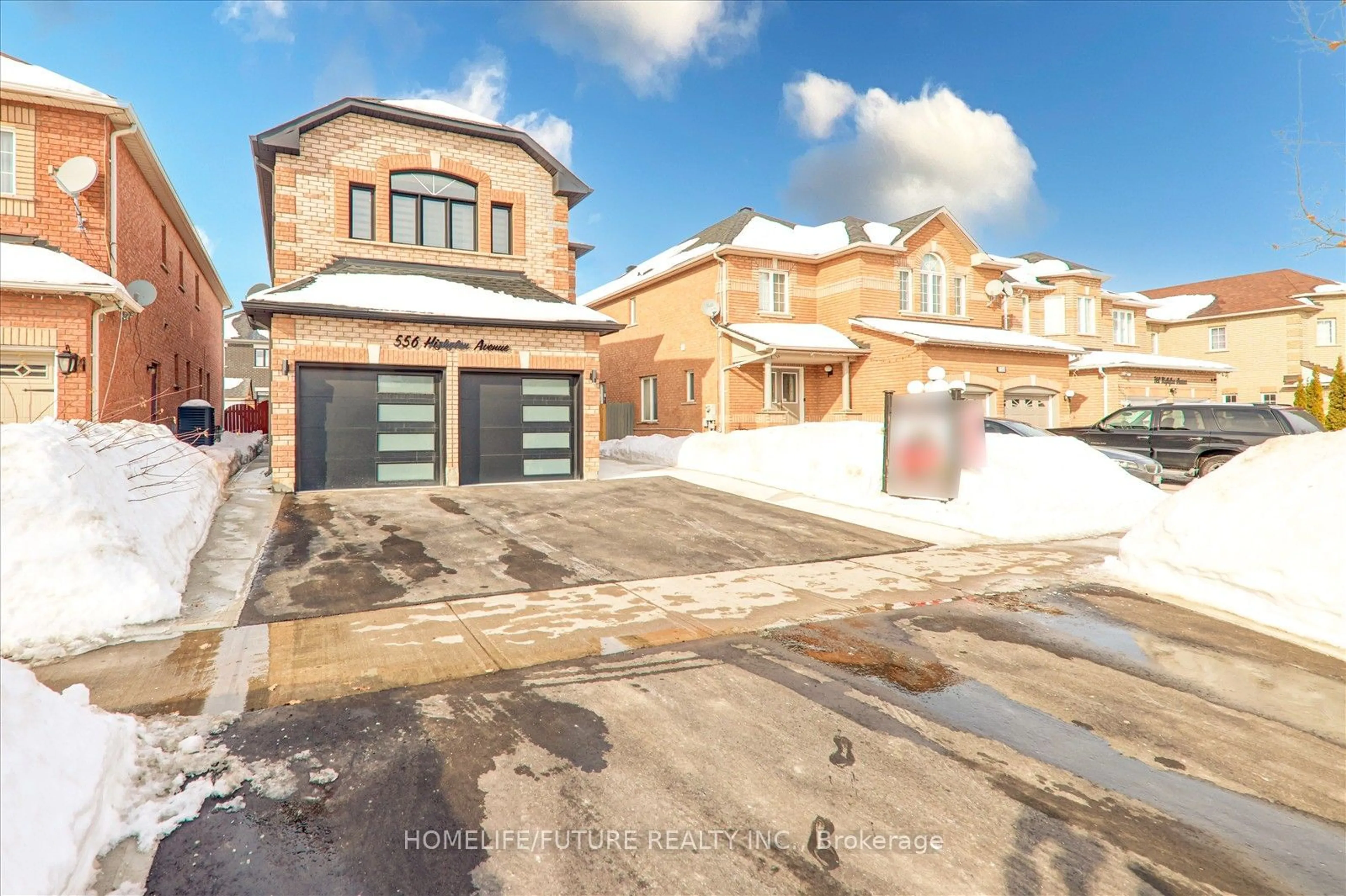 A pic from outside/outdoor area/front of a property/back of a property/a pic from drone, street for 556 Highglen Ave, Markham Ontario L3S 4N3