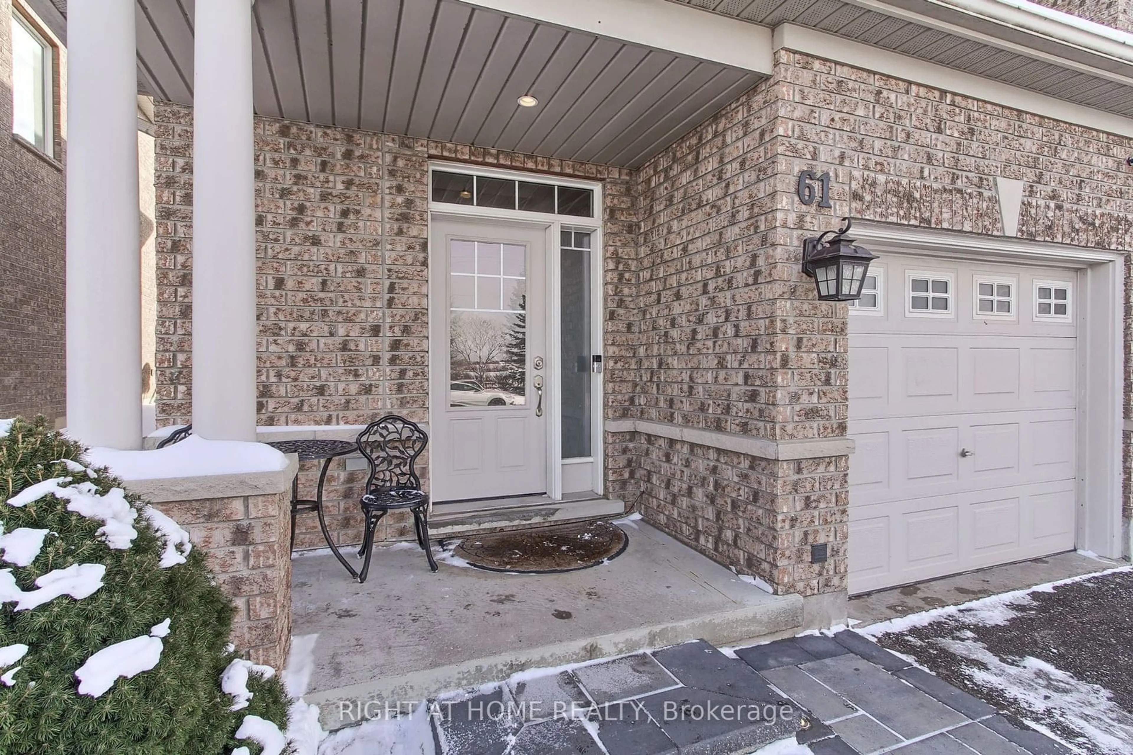 Indoor entryway for 61 Thatcher Cres, Newmarket Ontario L9N 0B8