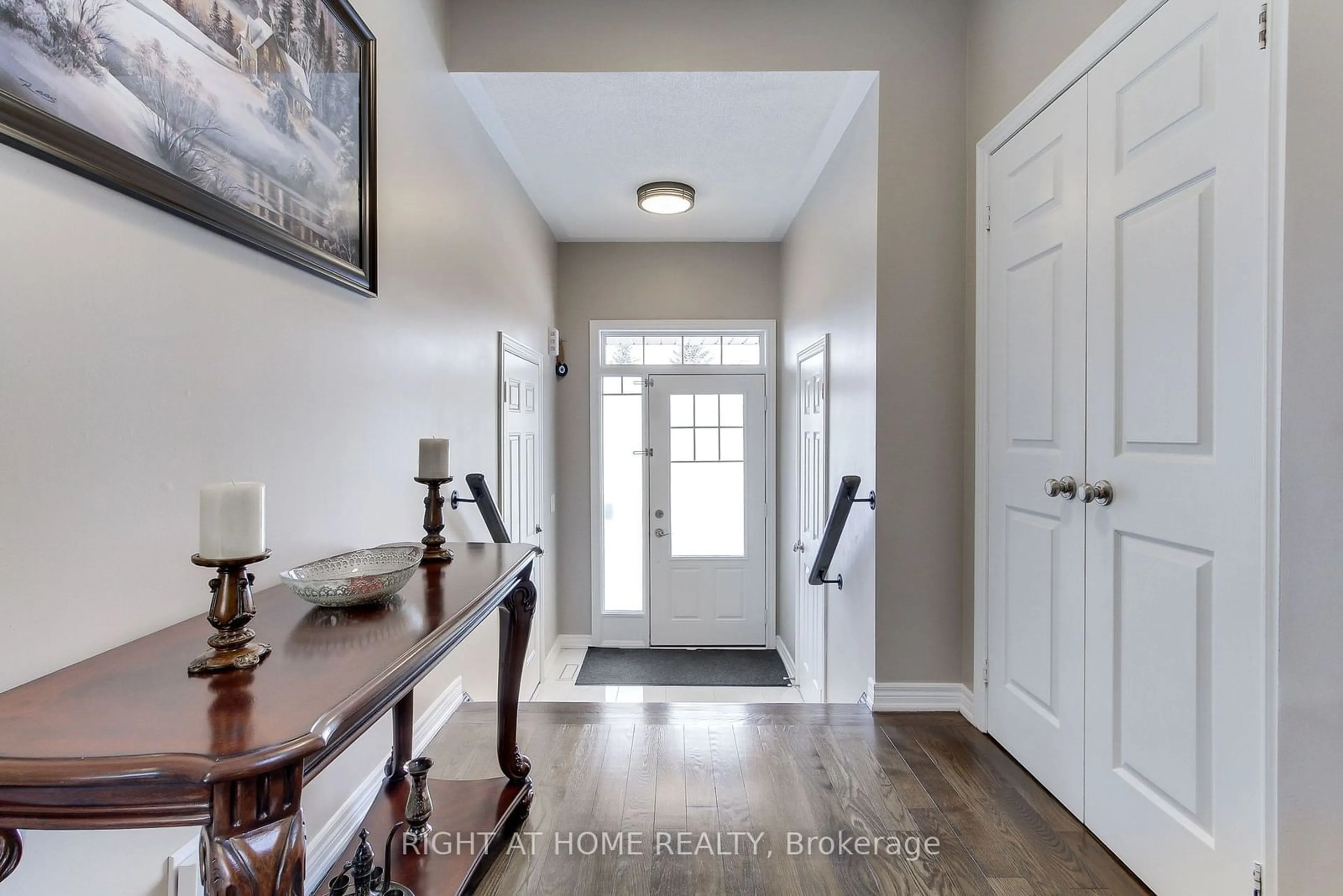 Indoor entryway for 61 Thatcher Cres, Newmarket Ontario L9N 0B8