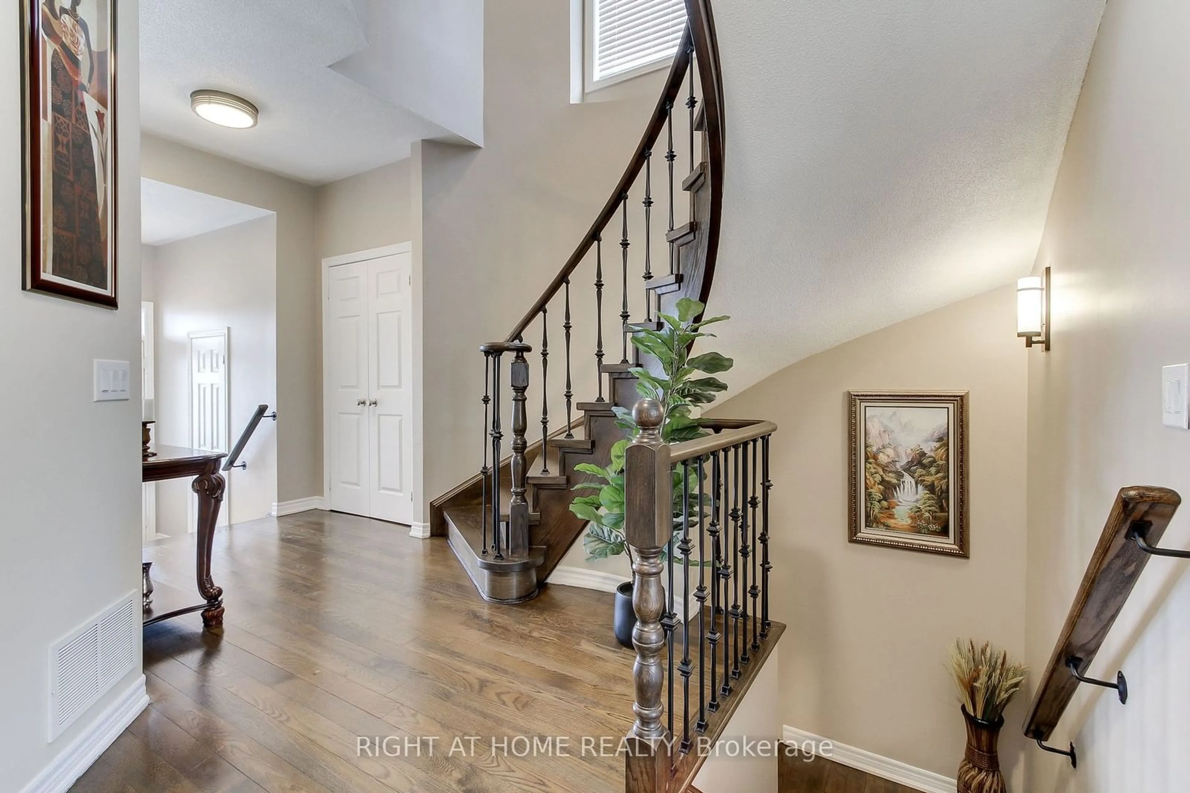 Indoor entryway for 61 Thatcher Cres, Newmarket Ontario L9N 0B8