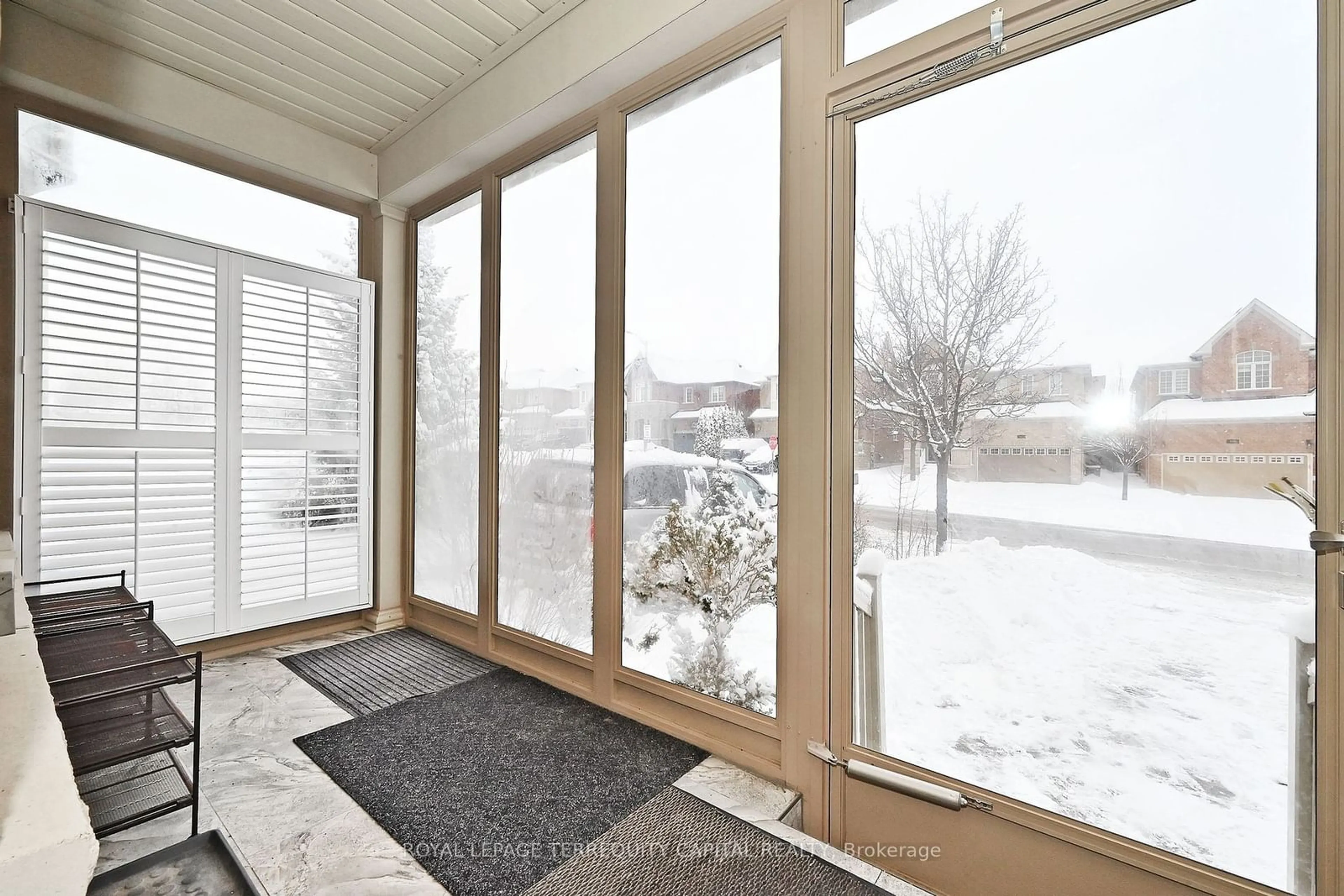 Indoor entryway for 643 Pleasant Ridge Ave, Vaughan Ontario L4J 0G2