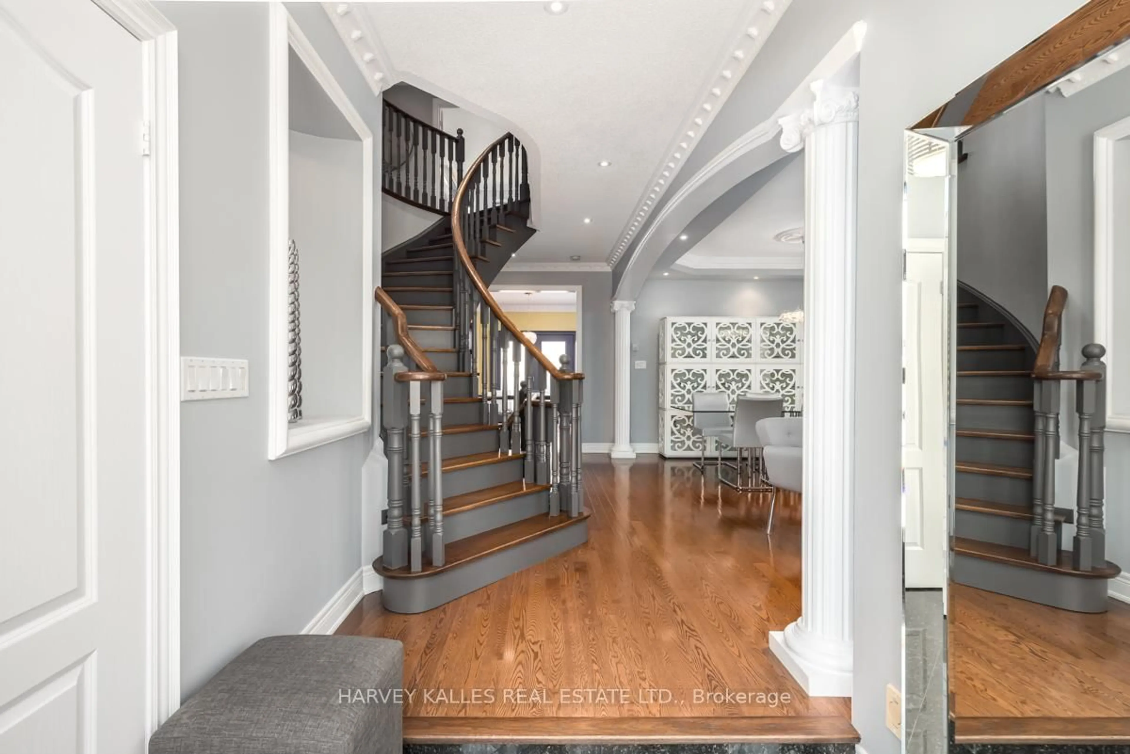 Indoor foyer for 20 Concord Rd, Vaughan Ontario L4J 8N5