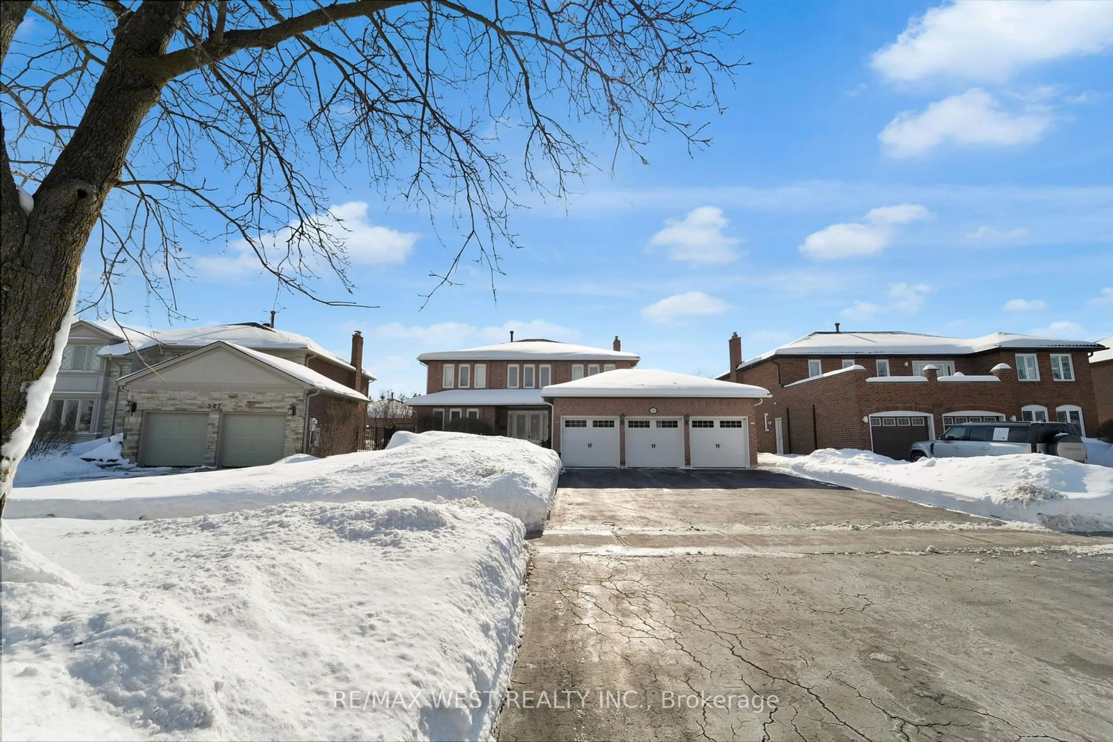 A pic from outside/outdoor area/front of a property/back of a property/a pic from drone, street for 303 Wycliffe Ave, Vaughan Ontario L4L 3N7