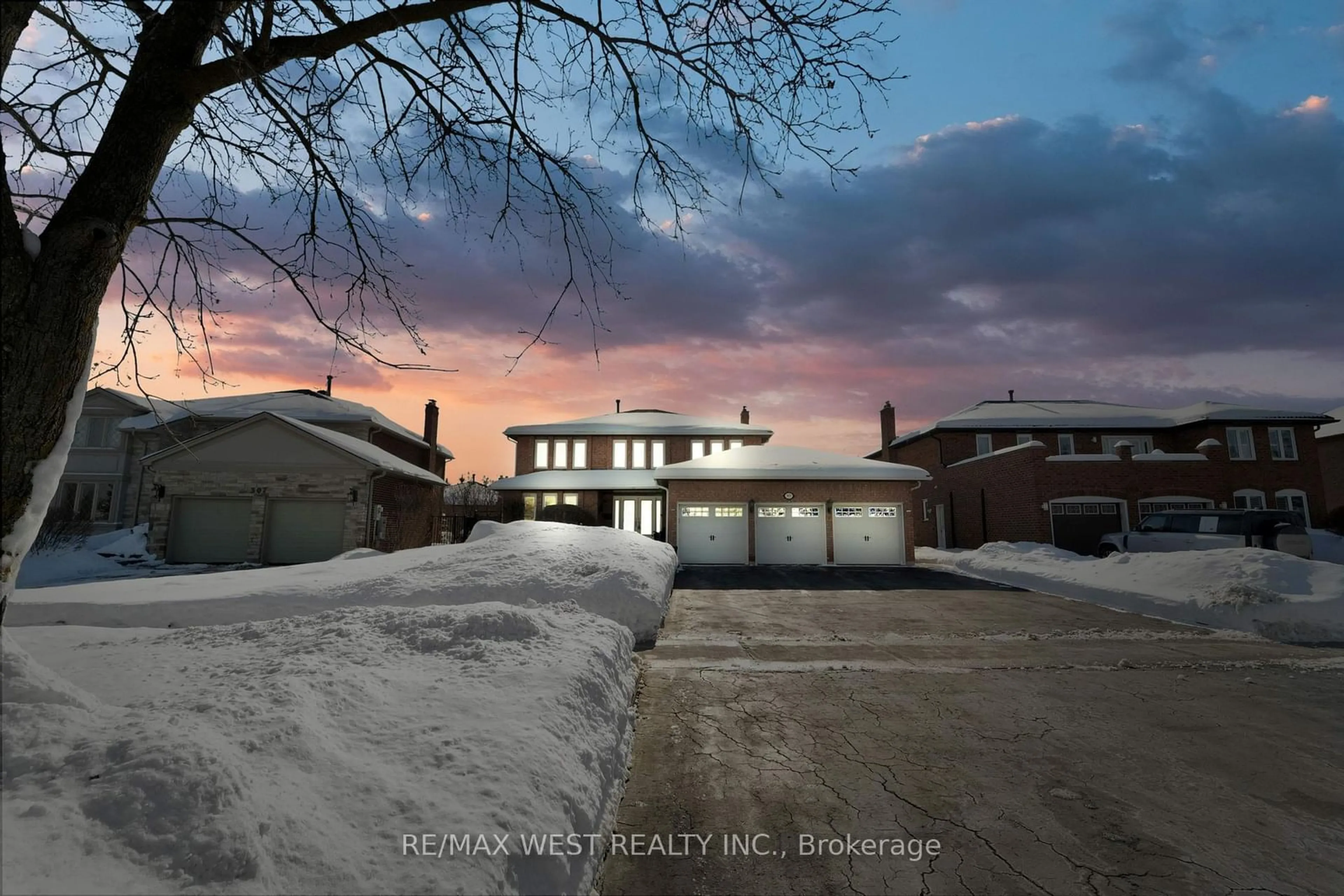 A pic from outside/outdoor area/front of a property/back of a property/a pic from drone, street for 303 Wycliffe Ave, Vaughan Ontario L4L 3N7