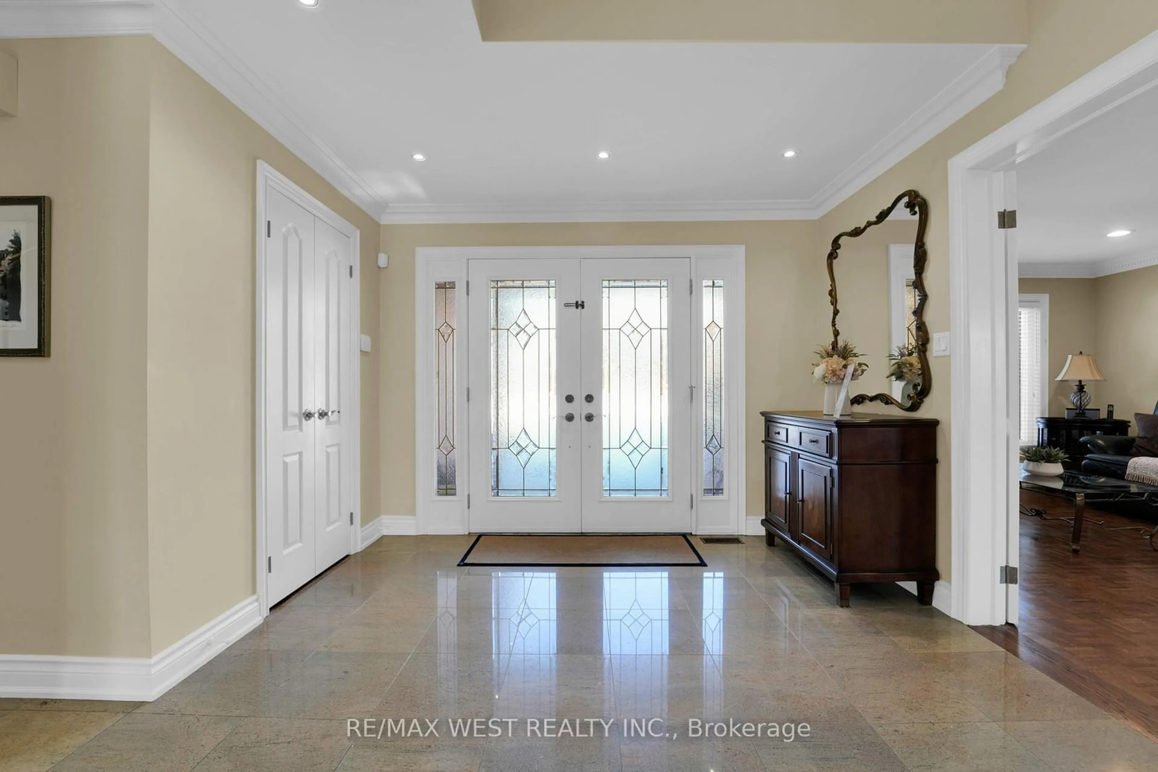 Indoor entryway for 303 Wycliffe Ave, Vaughan Ontario L4L 3N7