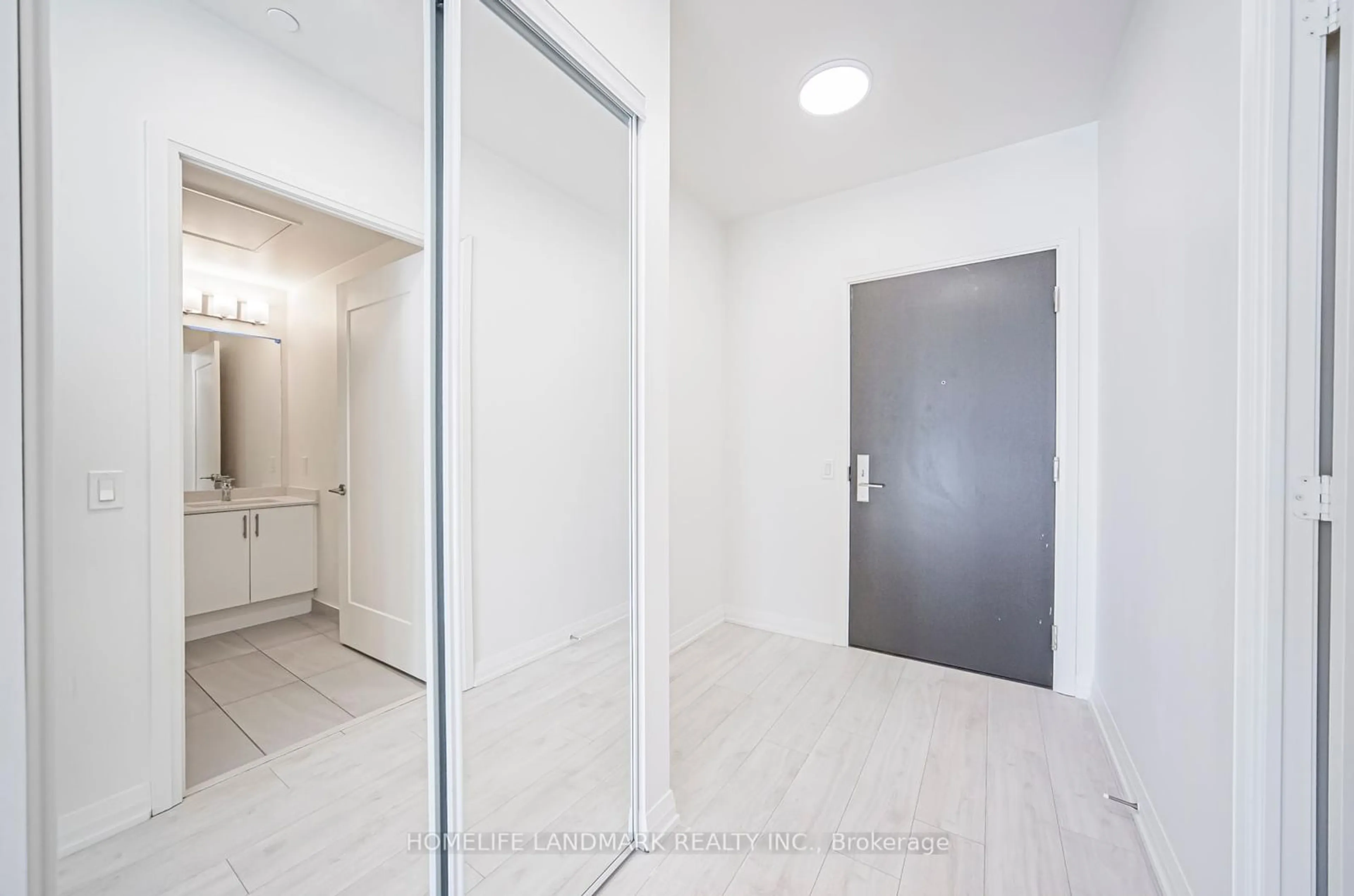 Indoor foyer for 9000 Jane St #2304, Vaughan Ontario L4K 0M6