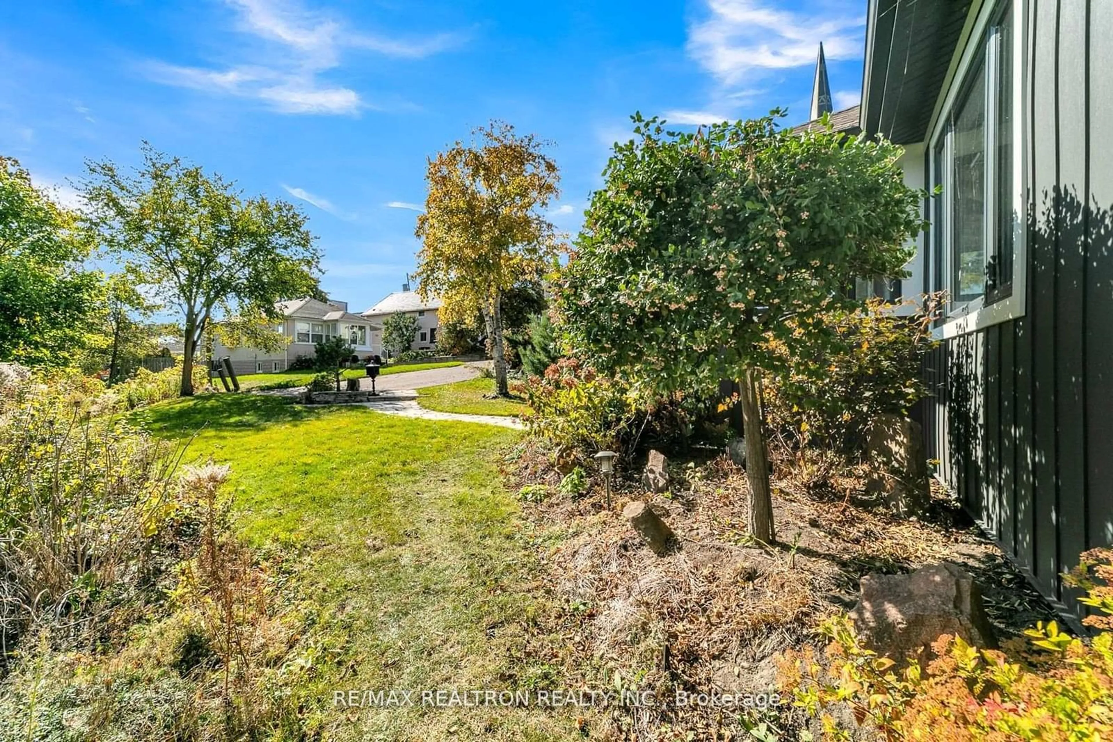 A pic from outside/outdoor area/front of a property/back of a property/a pic from drone, water/lake/river/ocean view for 479 Millard Ave, Newmarket Ontario L3Y 2A6