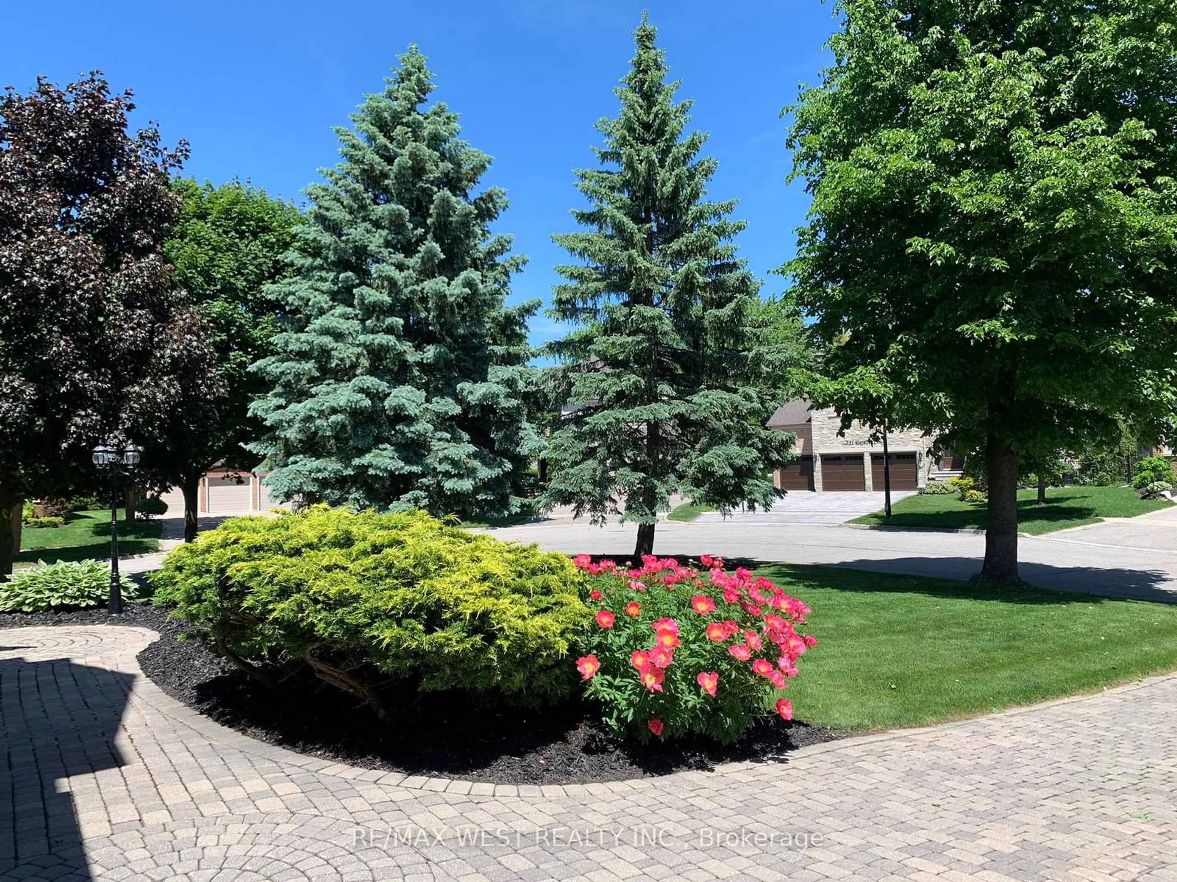 A pic from outside/outdoor area/front of a property/back of a property/a pic from drone, street for 758 Exceller Circ, Newmarket Ontario L3X 1P5