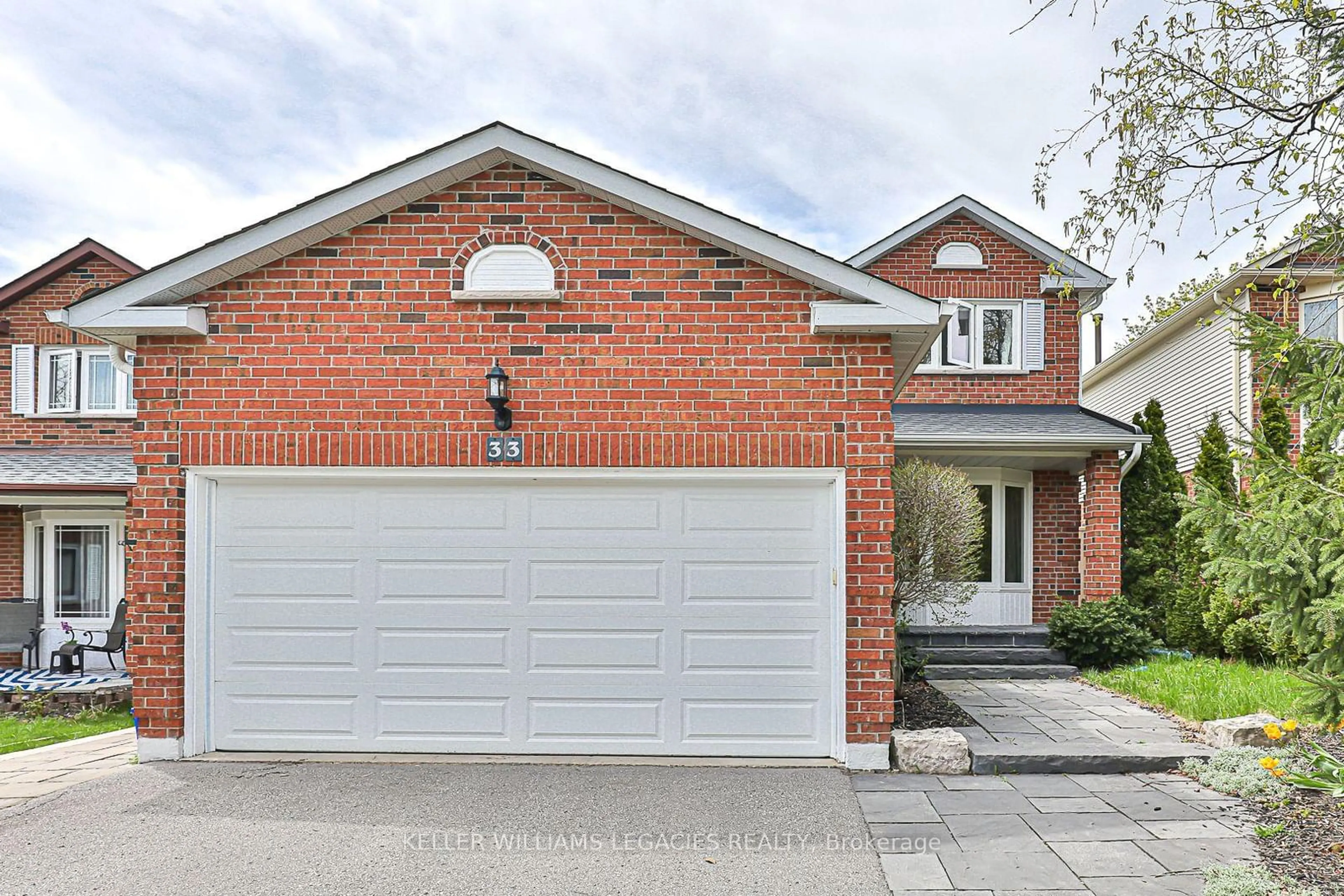 Home with brick exterior material, street for 33 Moffat Cres, Aurora Ontario L4G 4Z9