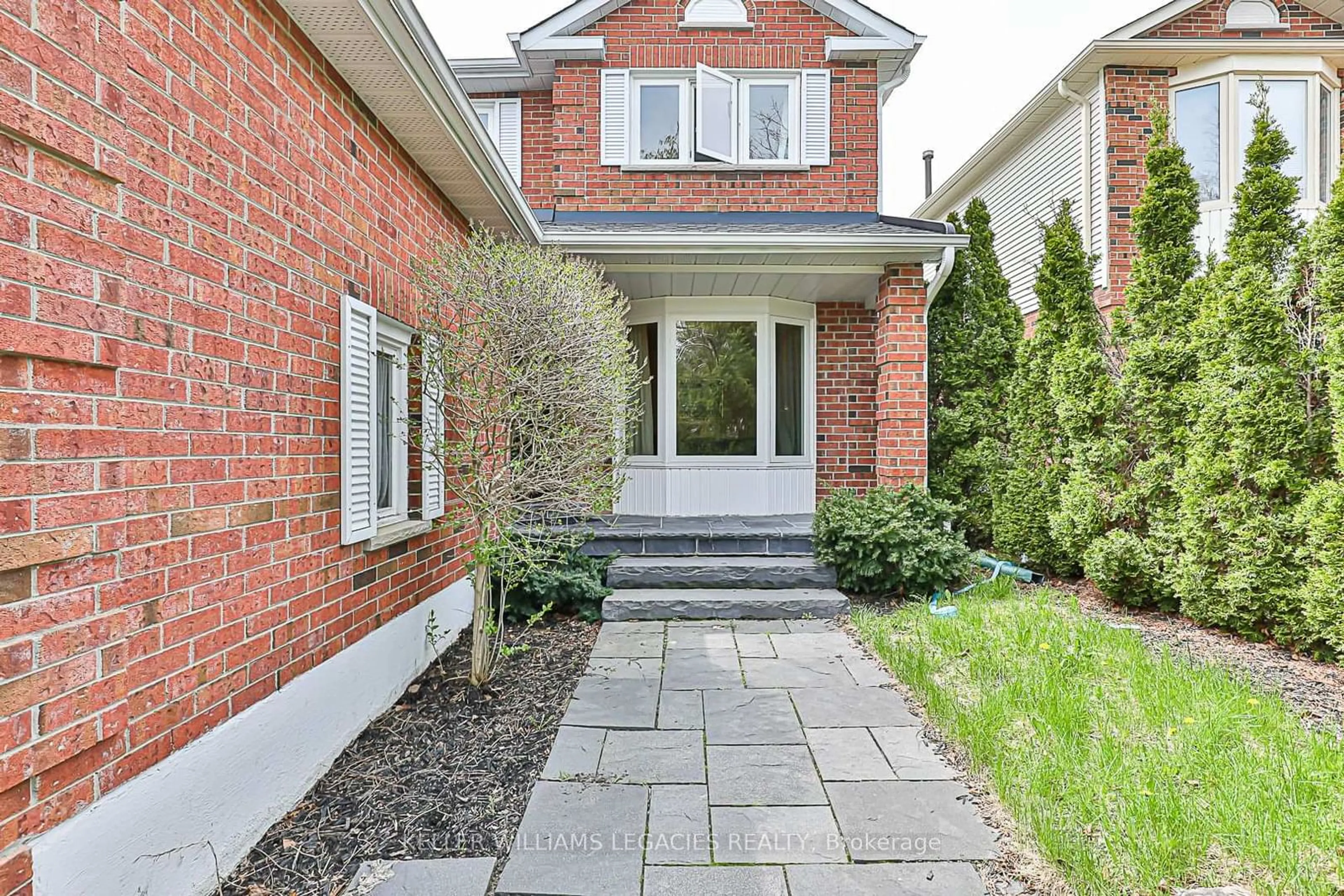 Home with brick exterior material, street for 33 Moffat Cres, Aurora Ontario L4G 4Z9