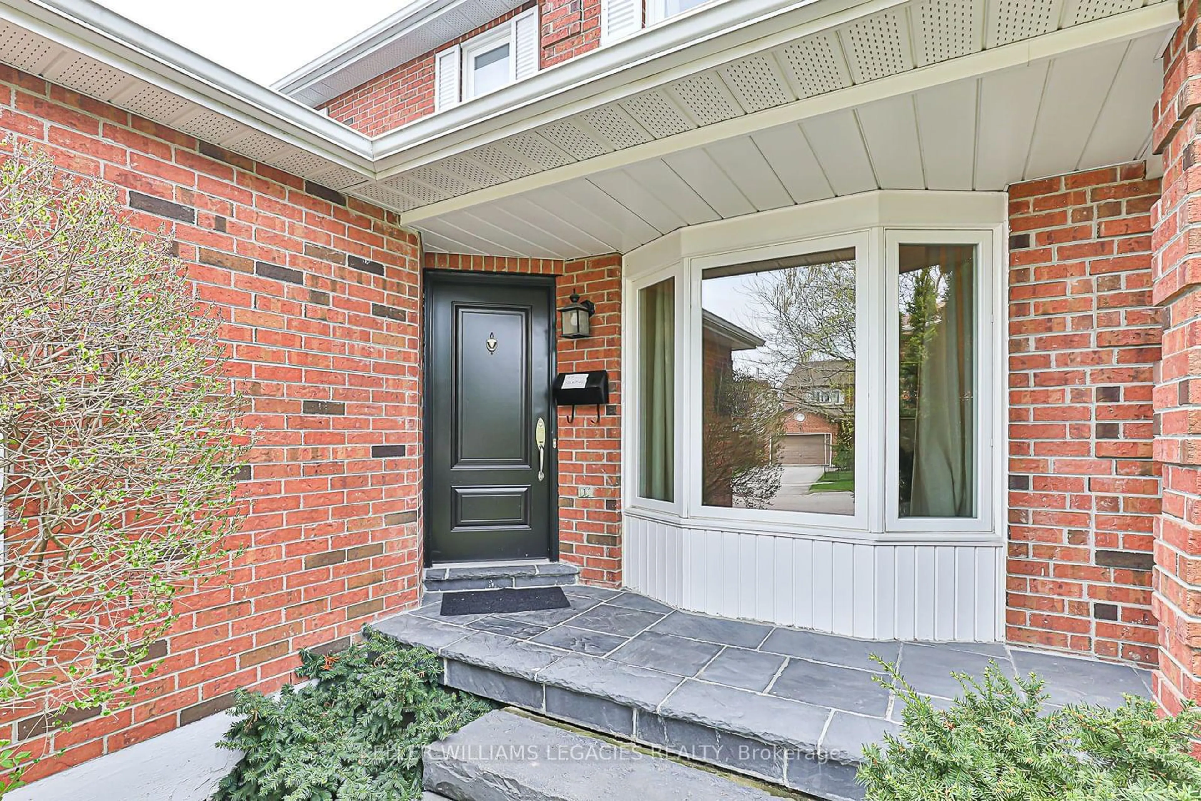 Home with brick exterior material, street for 33 Moffat Cres, Aurora Ontario L4G 4Z9