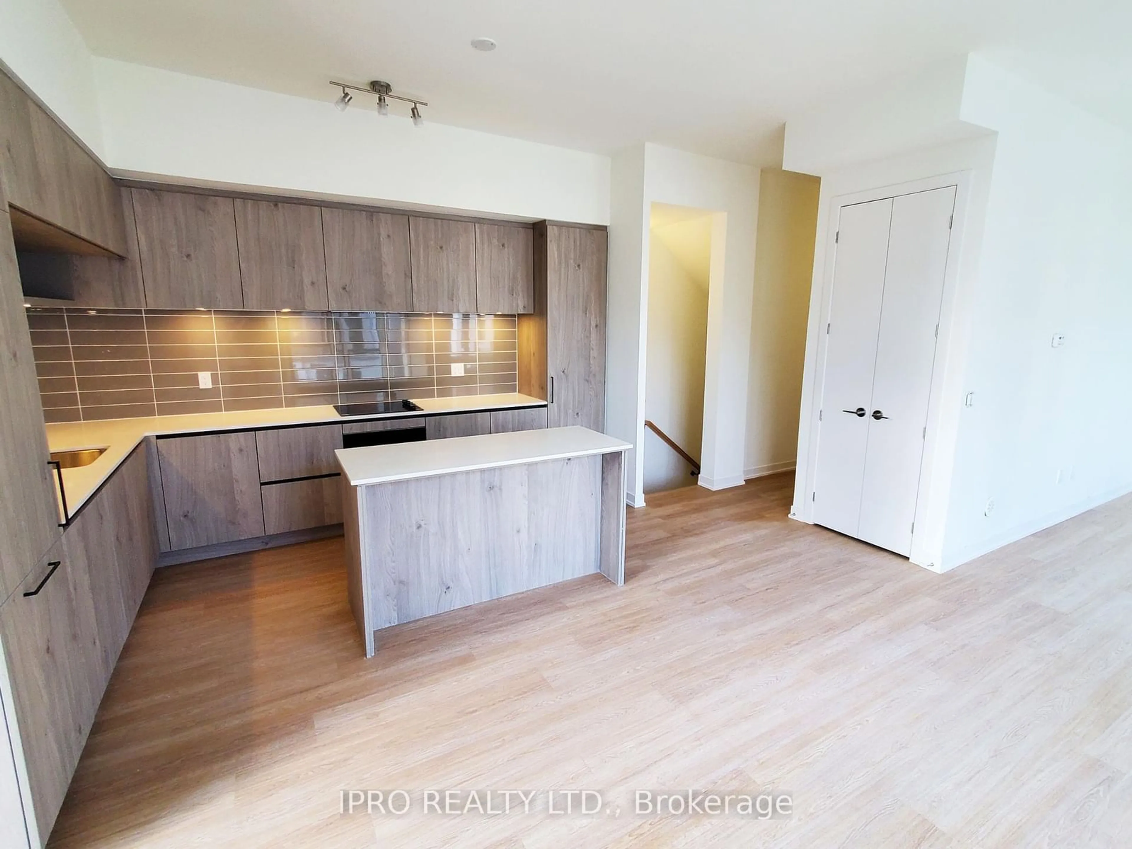 Open concept kitchen, wood/laminate floor for 15 David Eyer Rd #1411, Richmond Hill Ontario L4S 0N2