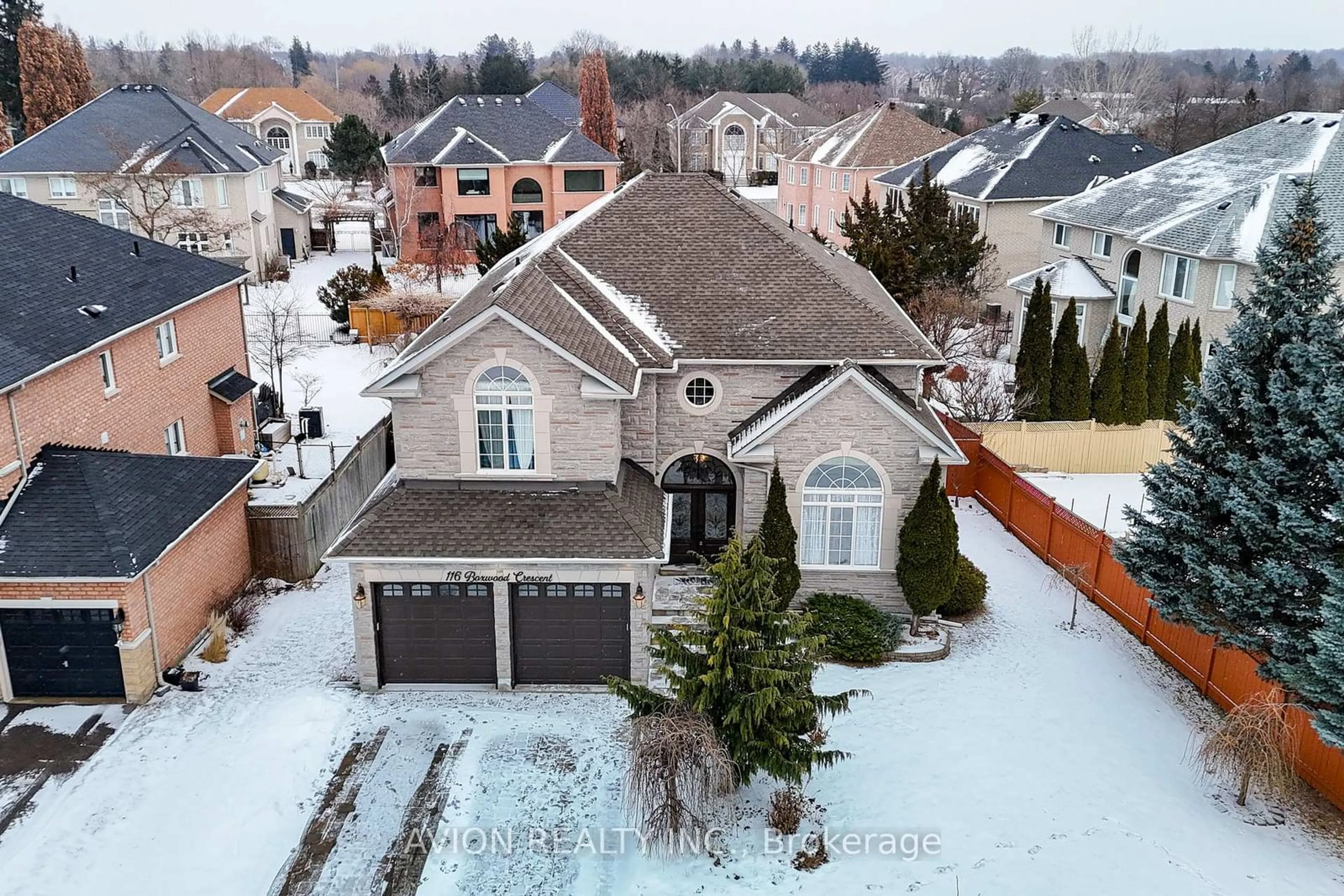 A pic from outside/outdoor area/front of a property/back of a property/a pic from drone, street for 116 Boxwood Cres, Markham Ontario L3S 4A4