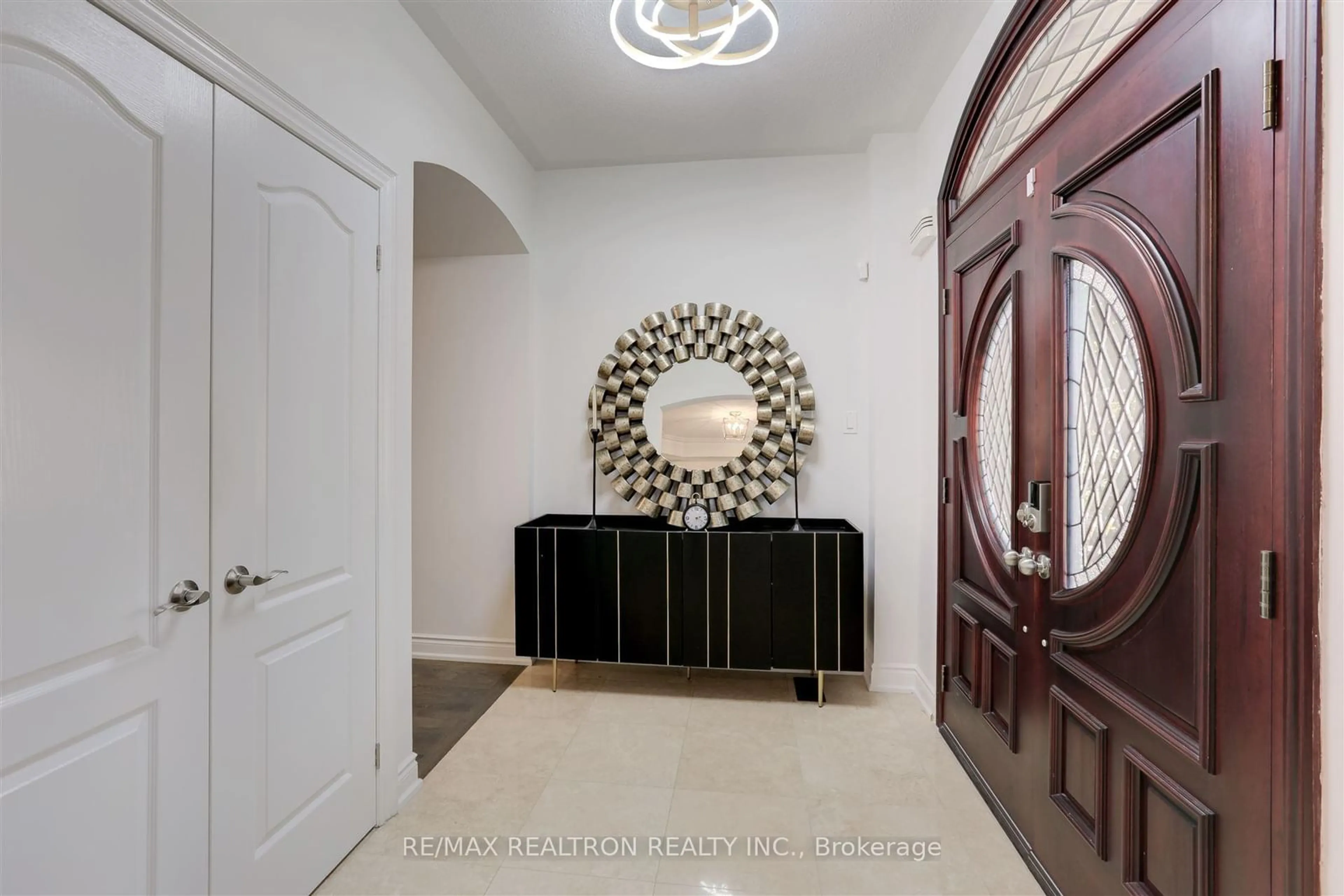 Indoor entryway for 1058 Bob Scott Crt, Newmarket Ontario L3X 3L7