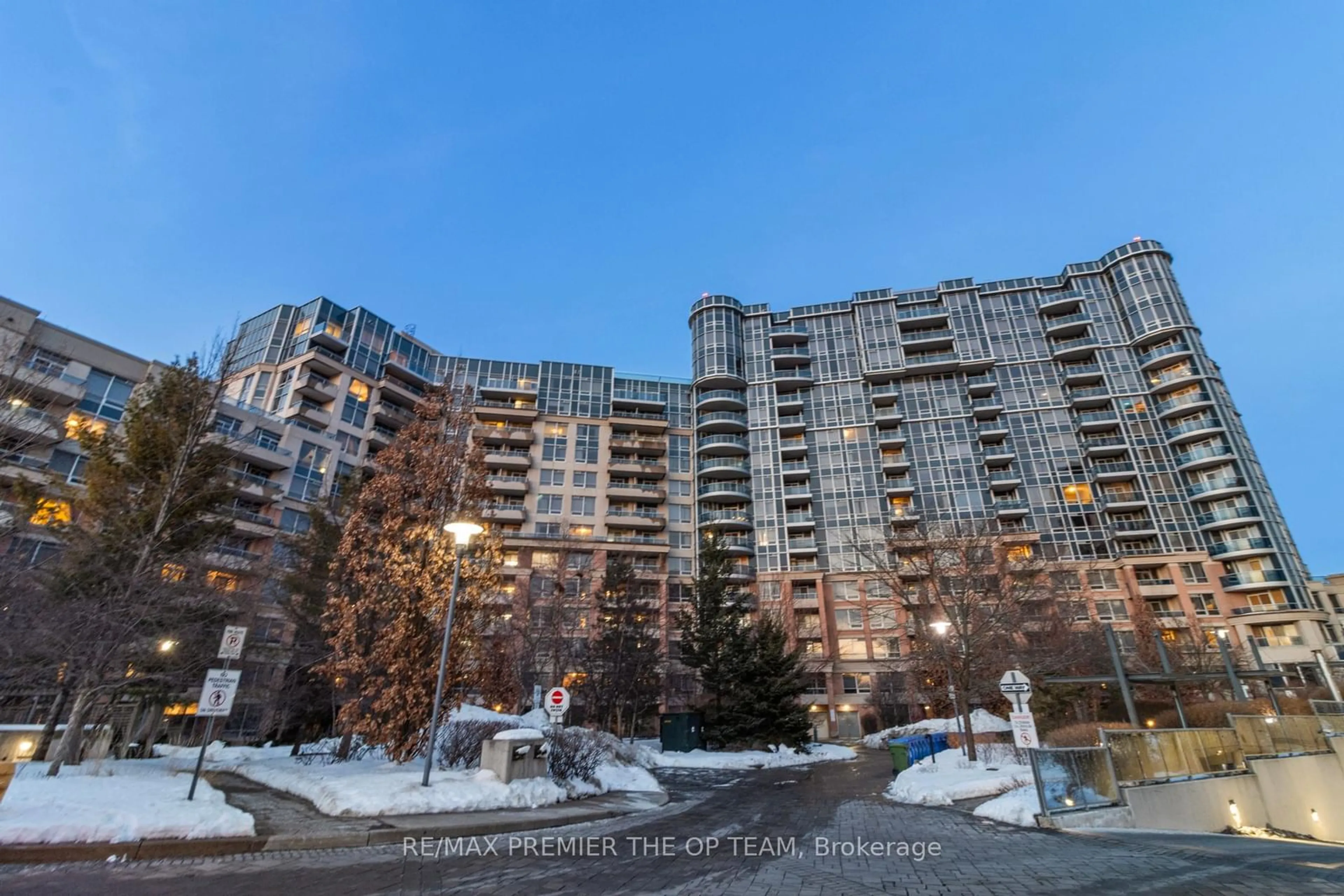 Patio, unknown for 23 Cox Blvd #1077, Markham Ontario L3R 7Z9