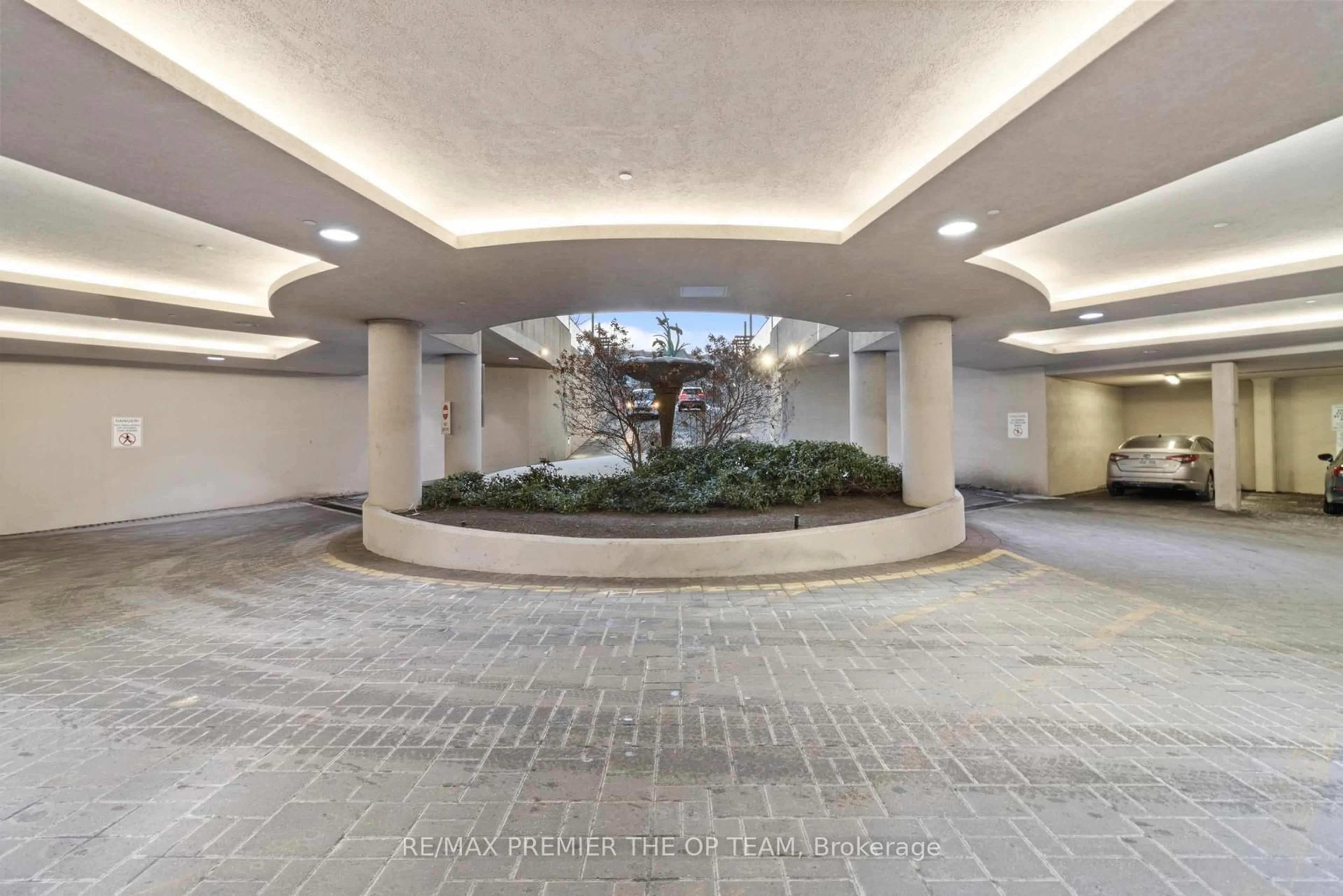 Indoor foyer for 23 Cox Blvd #1077, Markham Ontario L3R 7Z9