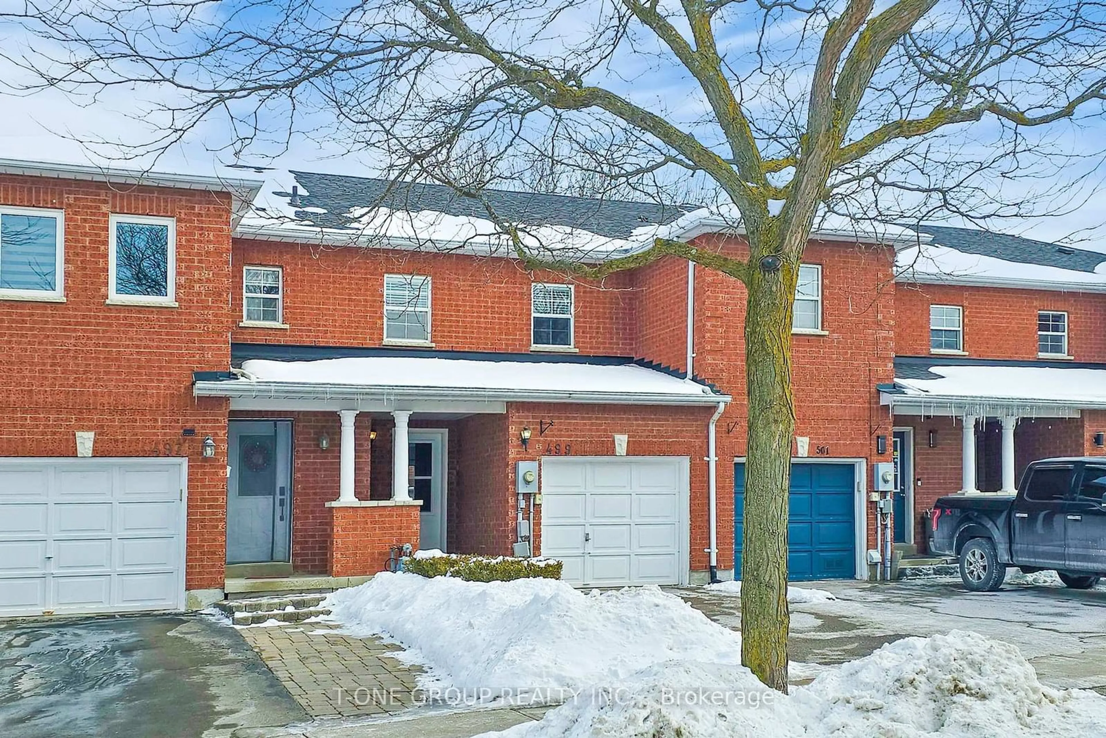 Home with brick exterior material, street for 499 Ainsworth Dr, Newmarket Ontario L3Y 8R6